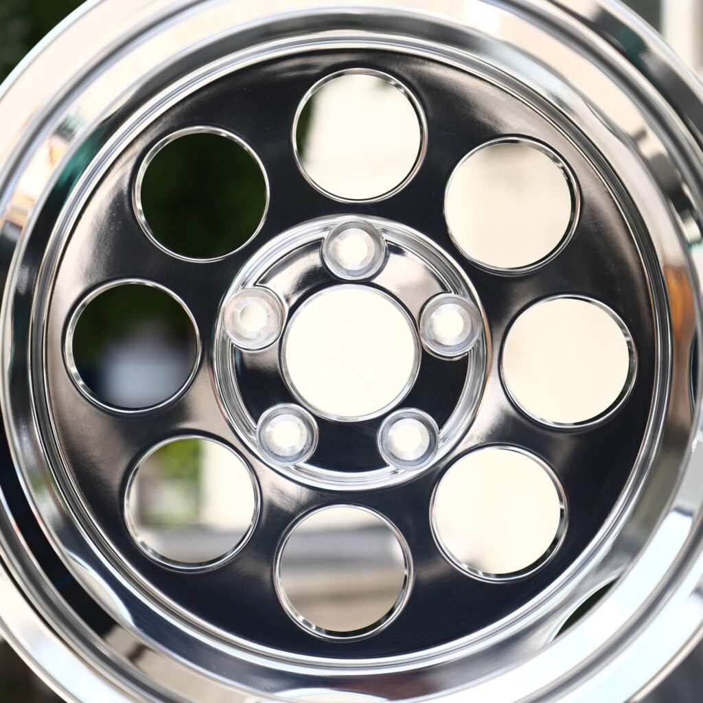 Jeep Grand Cherokee WK2 wheels – Polished Round-Hole Deep Dish, lip and barrel detail