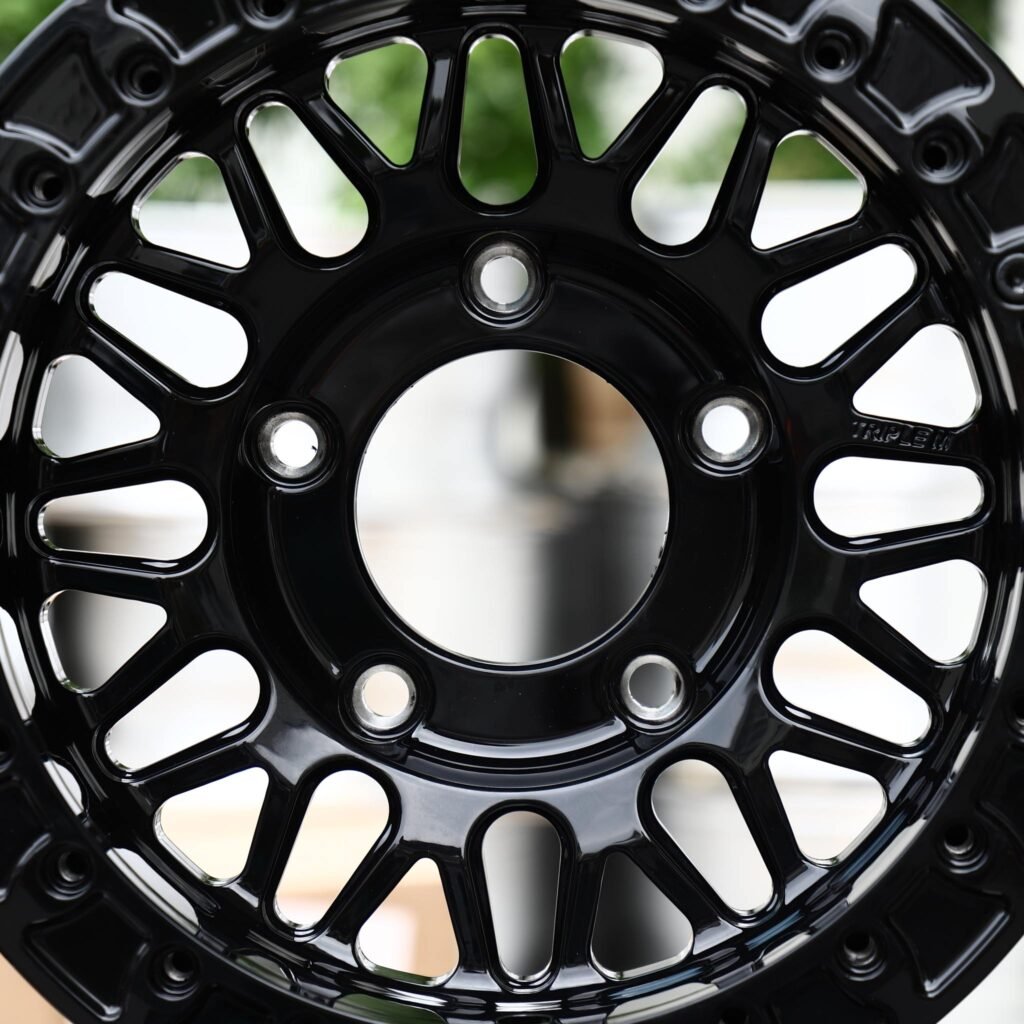 Jeep Gladiator wheels – Gloss Black Mesh Bolt Ring, lip and barrel detail