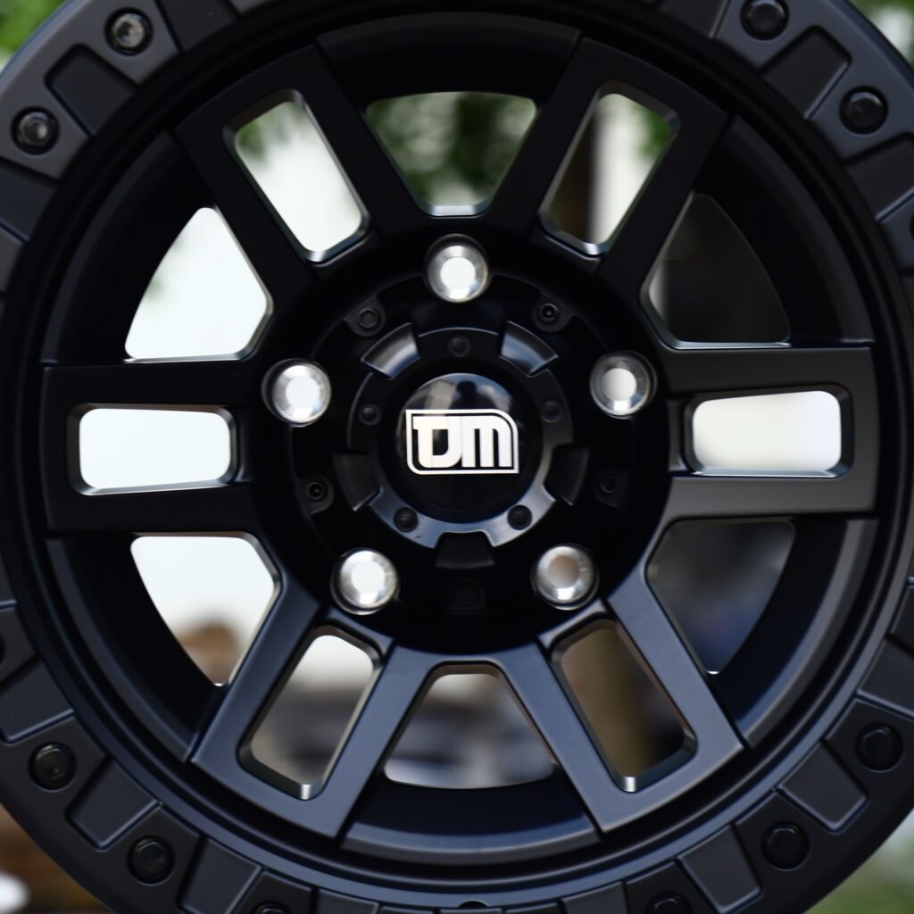 Jeep Gladiator wheels – Matte Black Split-Spoke Bolt Ring, lip and barrel detail