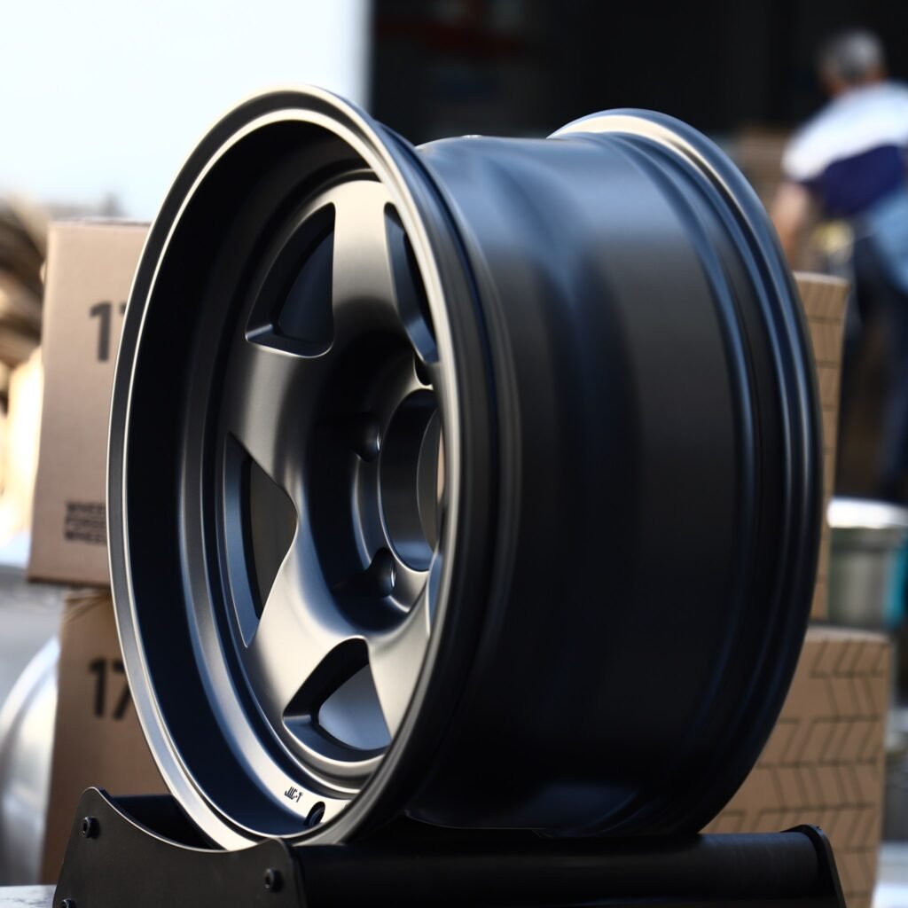 Land Rover Defender wheels – Gunmetal 5-Spoke Machined Lip, angled view