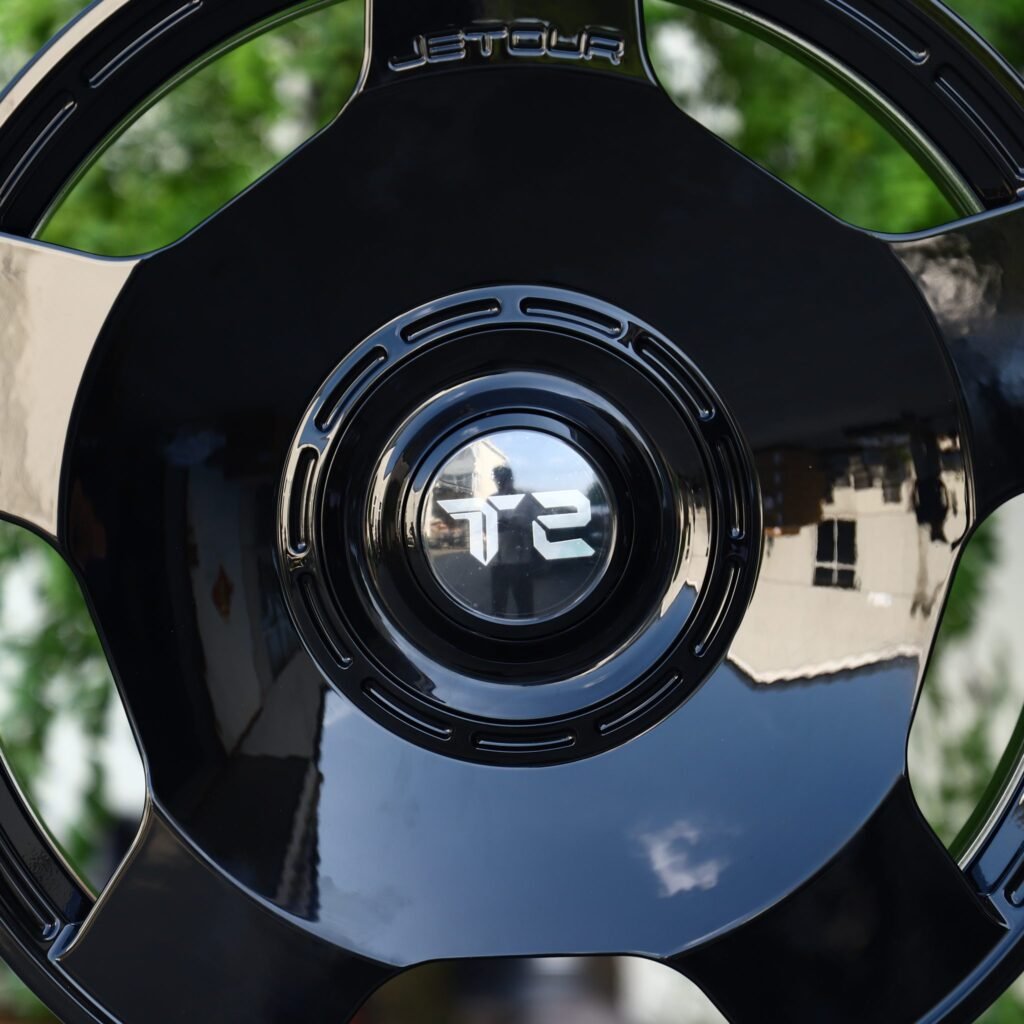 Jetour X70 wheels – Gloss Black 3-Blade Disc Floating Cap (Jetour OEM-Style), lip and barrel detail