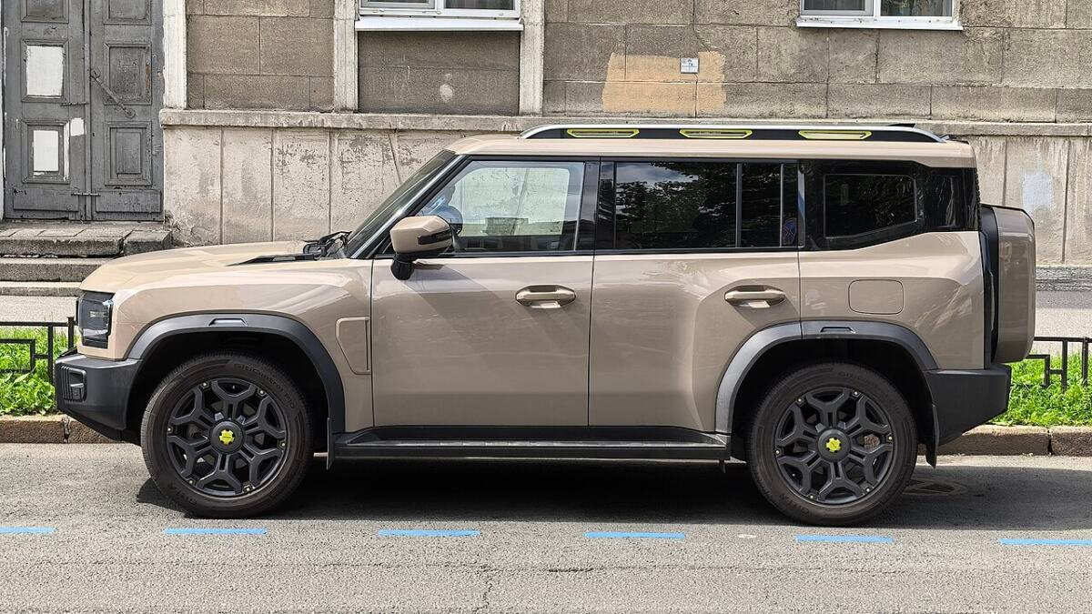 Jetour T2 сбоку: заводские диски и зазор в колёсной арке