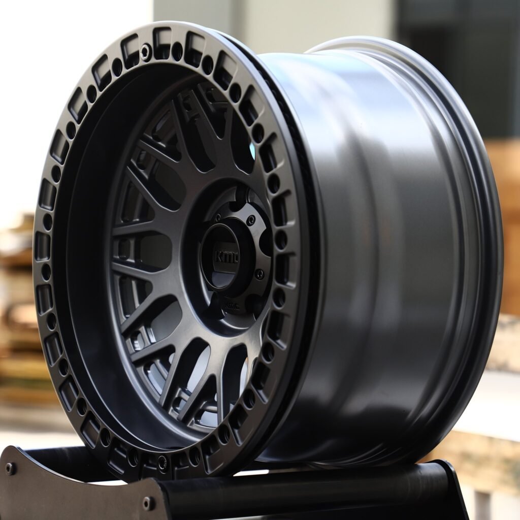 Land Rover Defender wheels – Graphite Mesh Bolt Ring Beadlock (KMC-Style), angled view