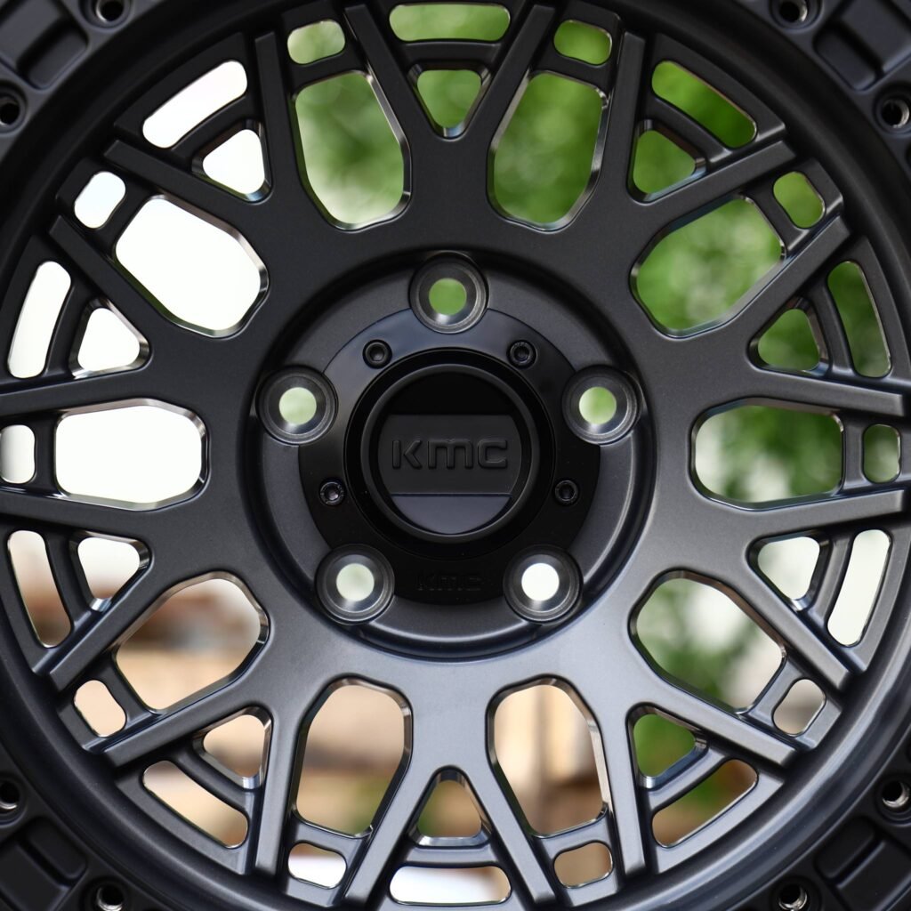 Jeep Gladiator wheels – Graphite Mesh Bolt Ring Beadlock (KMC-Style), lip and barrel detail