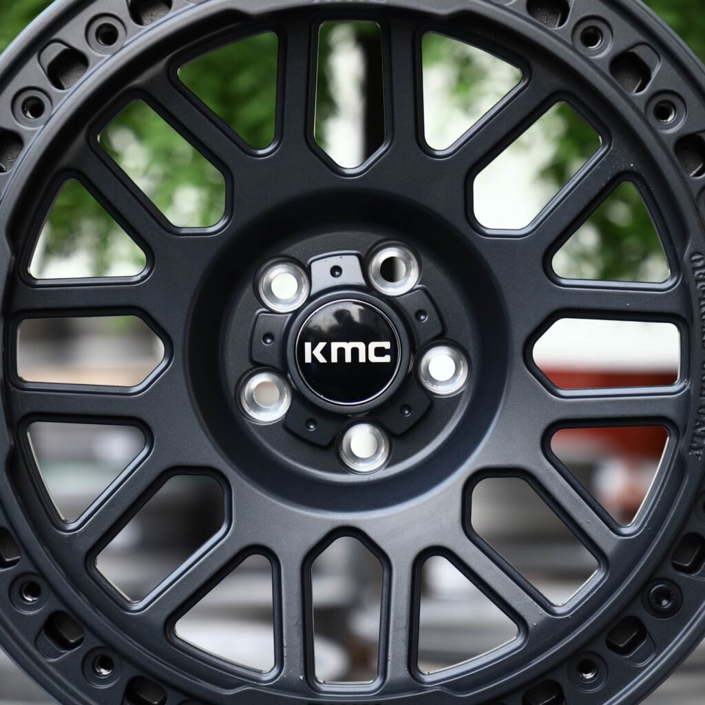 Chevrolet Silverado 1500 wheels – Matte Black 10-Spoke Beadlock (KMC-Style), lip and barrel detail