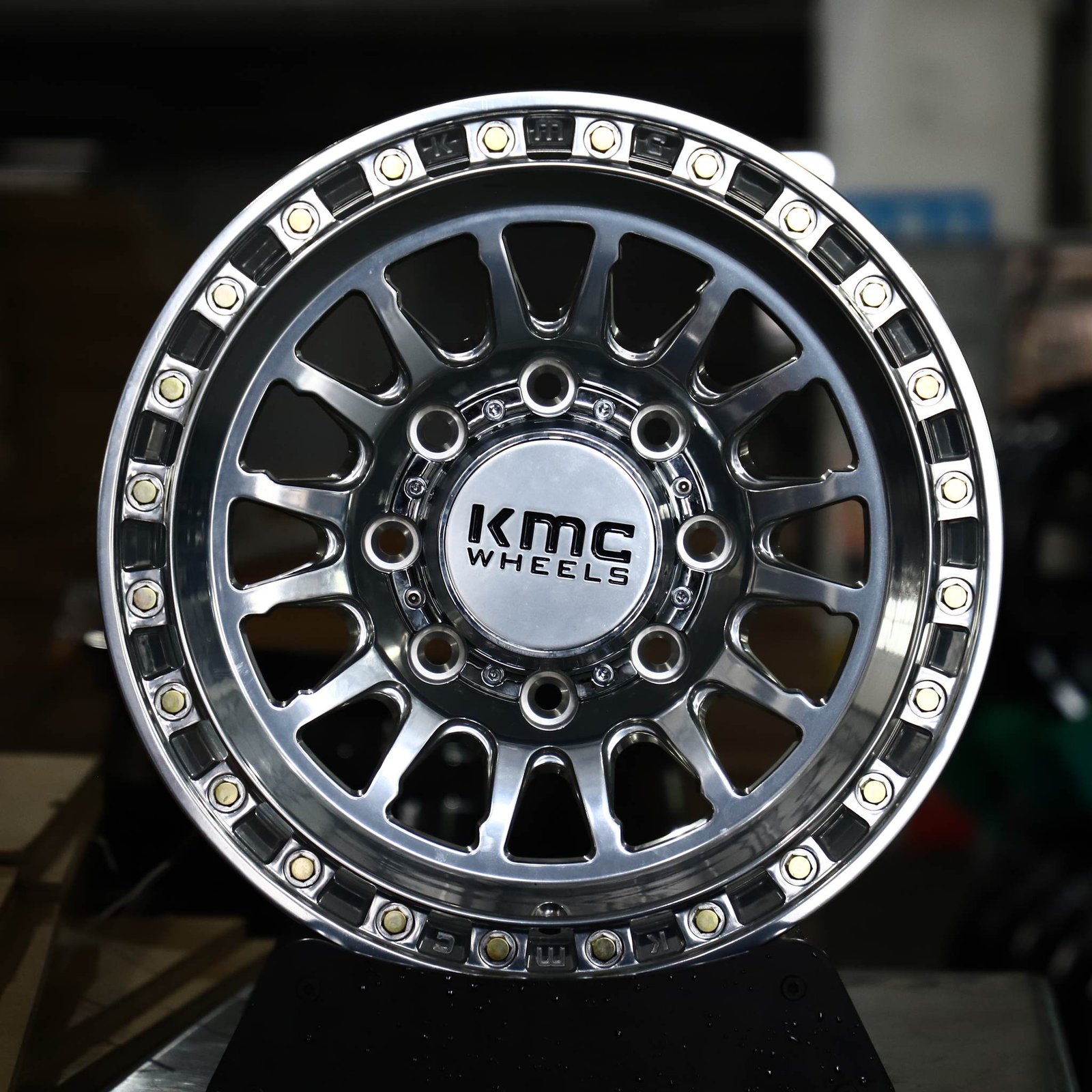 Ford F-250 Super Duty wheels – Polished 15-Spoke Bolted Ring Black Insert Beadlock (KMC-Style), front view