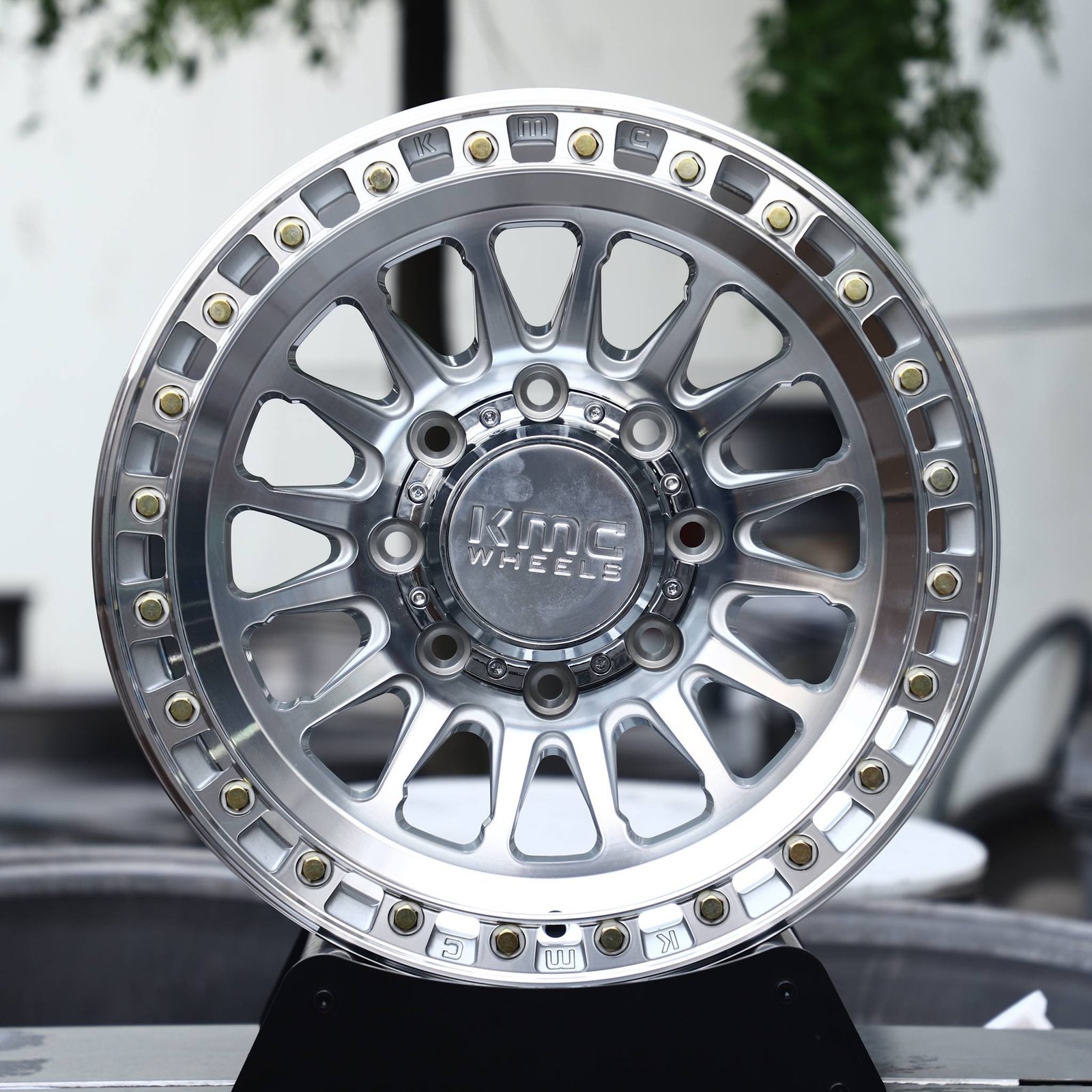 Ford F-250 Super Duty wheels – Polished Multi-Spoke Floating Bolt Lip (KMC-Style), front view