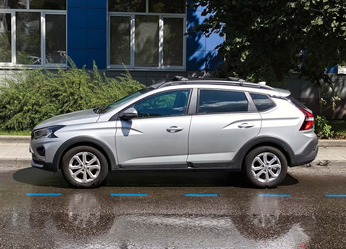 Lada Iskra SW Cross сбоку на литых дисках