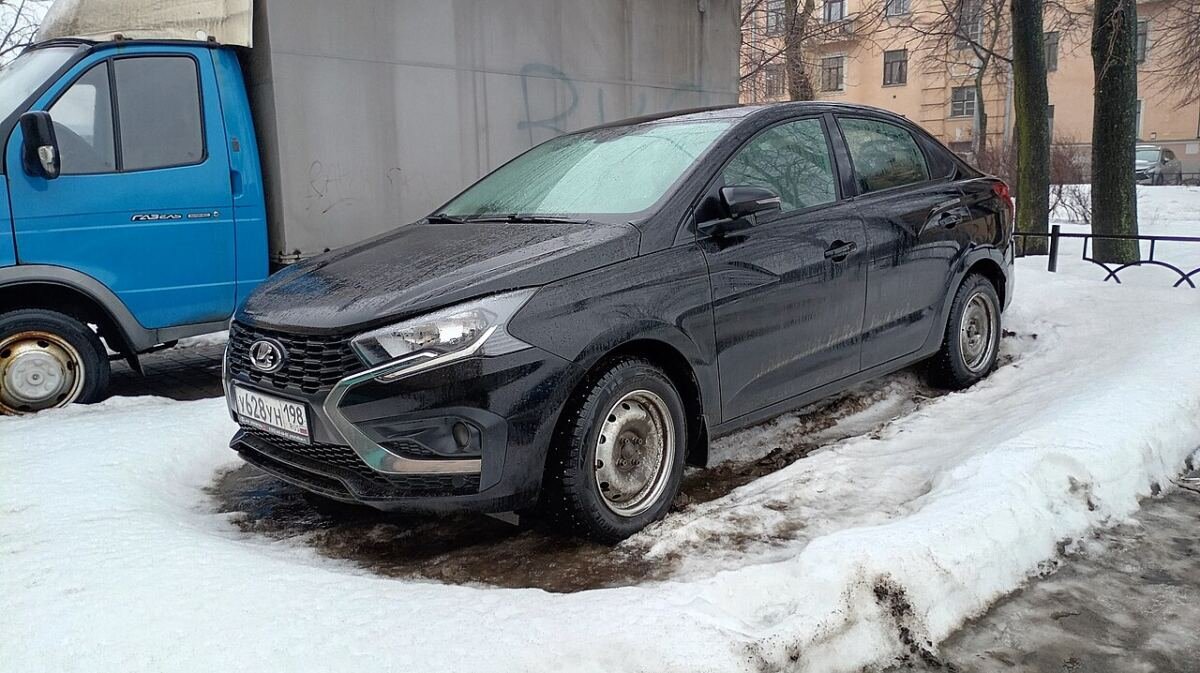 Lada Iskra зимой на штампованных дисках