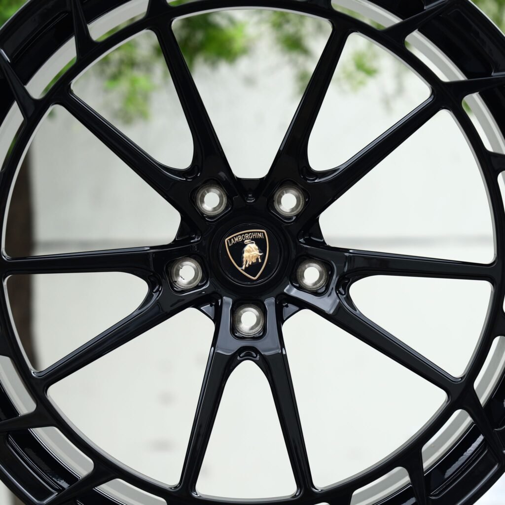Lamborghini Urus wheels – Gloss Black 10-Spoke Windowed Ring (Lamborghini OEM-Style), lip and barrel detail