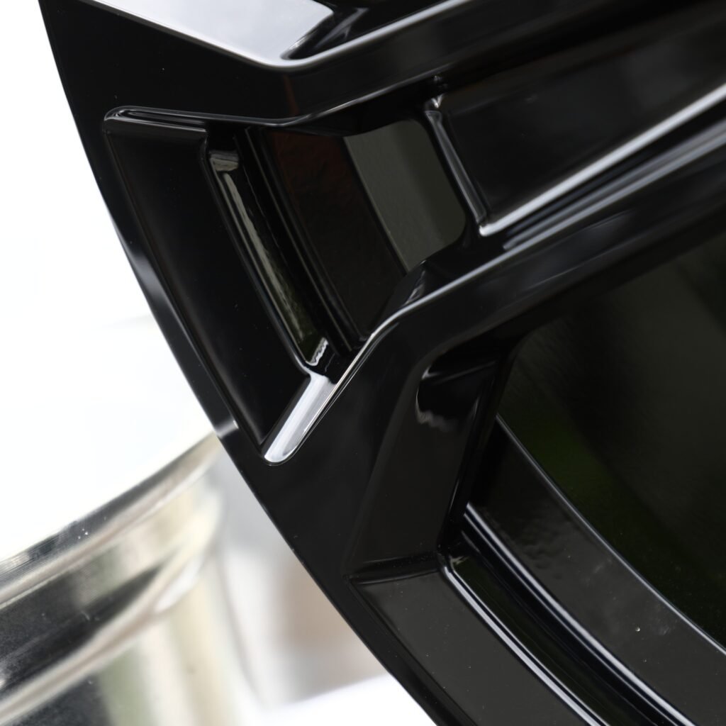 Land Rover Discovery wheels – Gloss Black 10 Split-Spoke (Land Rover OEM-Style), lip and barrel detail