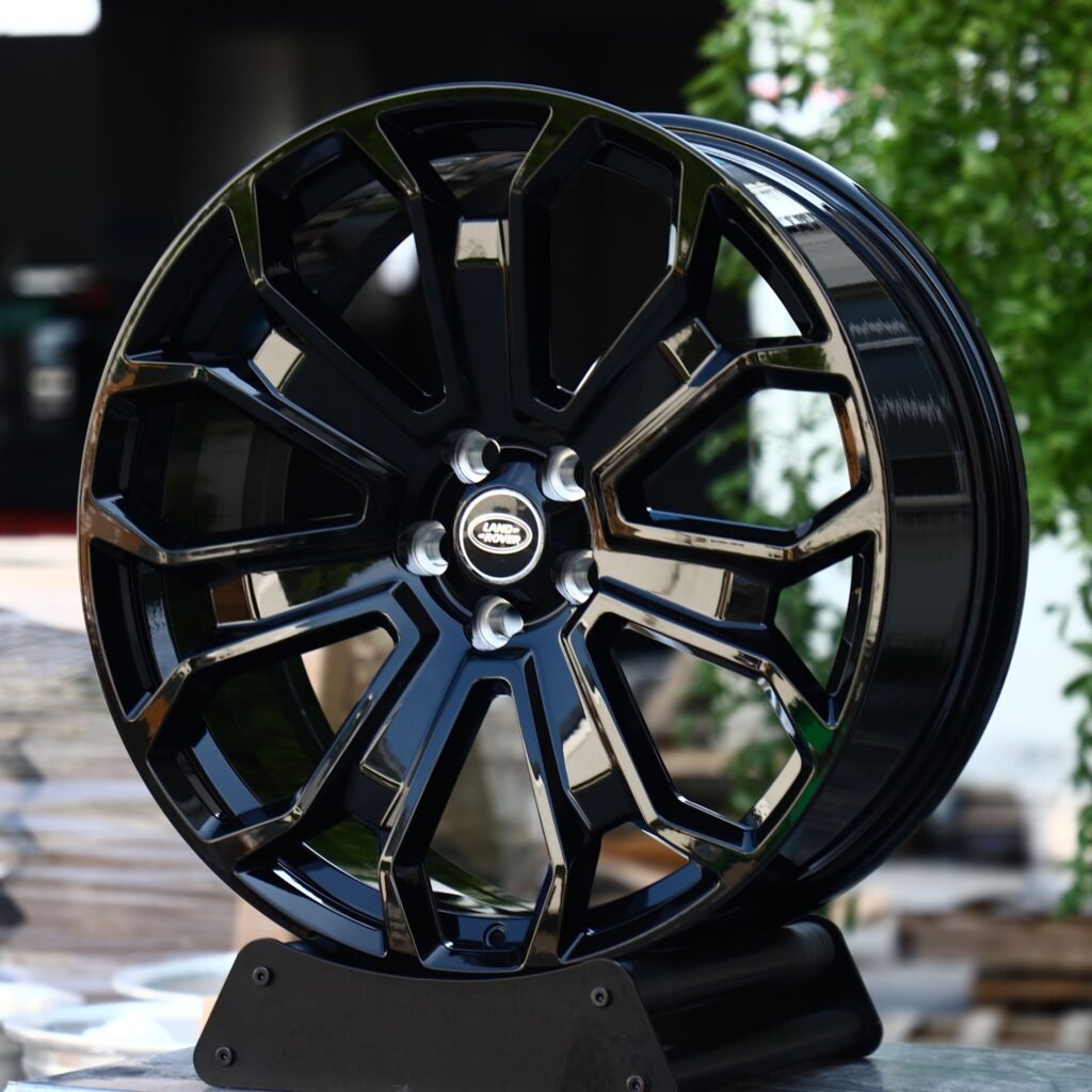 Land Rover Discovery wheels – Gloss Black 5 Split Y-Spoke (Land Rover OEM-Style), angled view