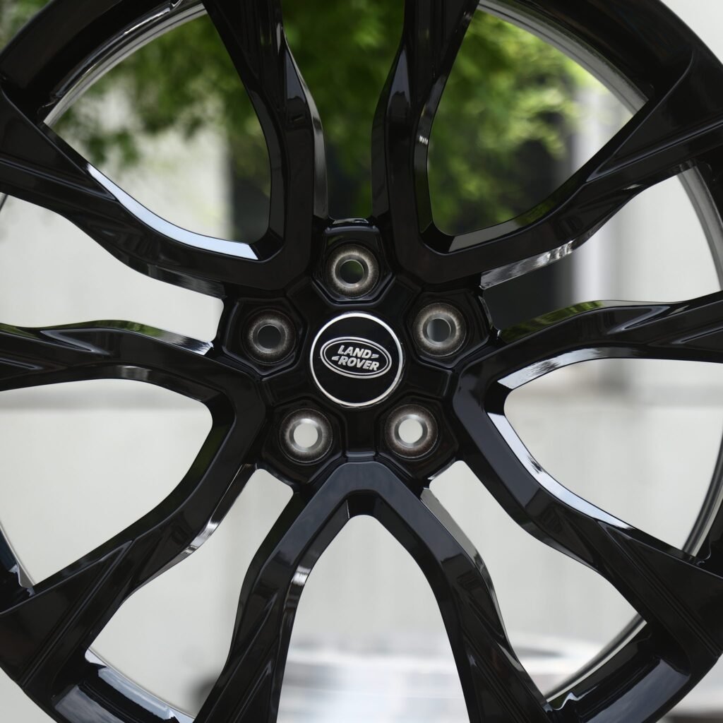 Land Rover Discovery wheels – Gloss Black 5 Split Y-Spoke (Land Rover OEM-Style), lip and barrel detail