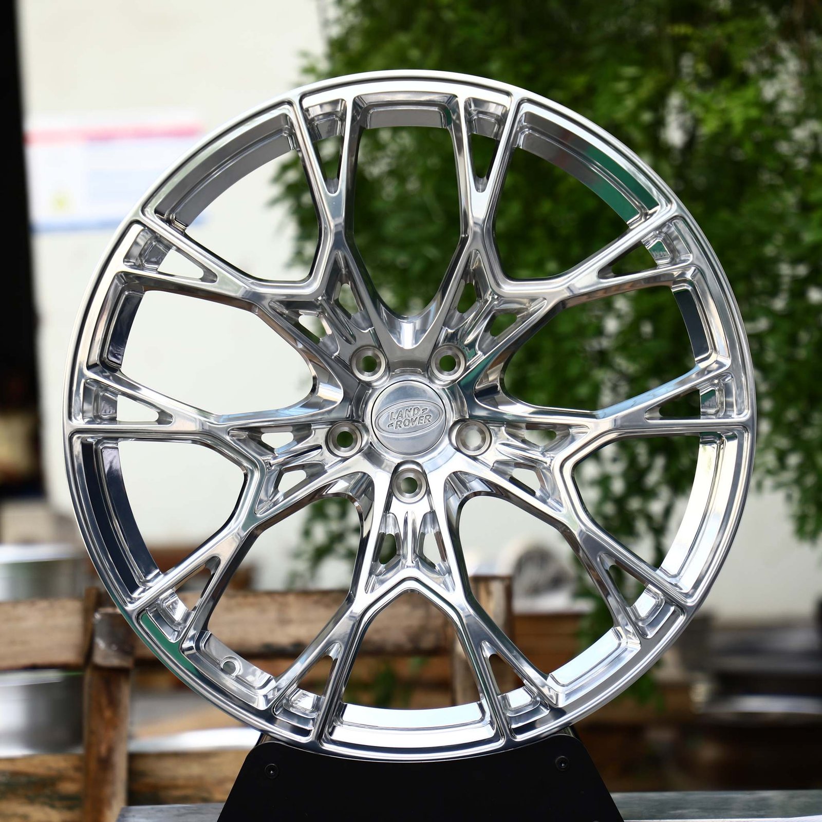 Land Rover Range Rover wheels – Polished Cross-Spoke Mesh (Land Rover OEM-Style), front view