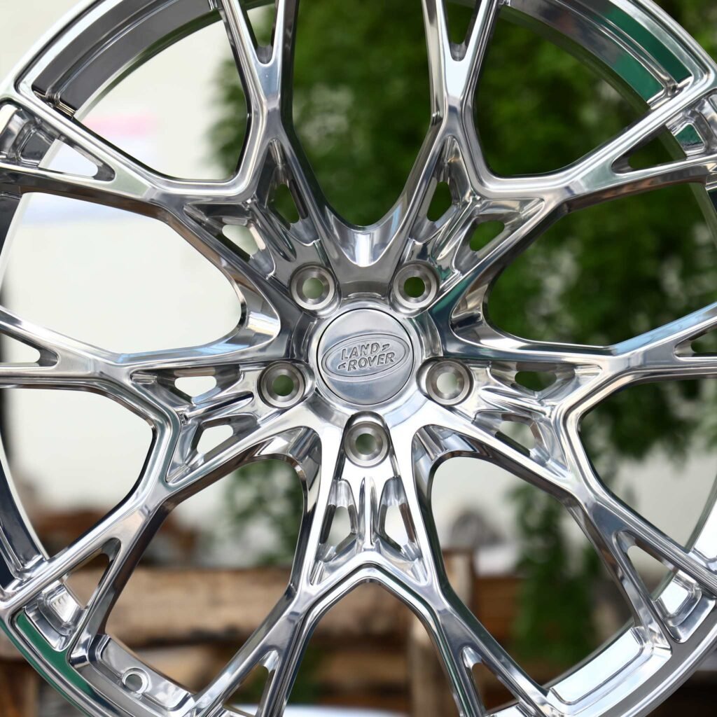 Land Rover Discovery wheels – Polished Cross-Spoke Mesh (Land Rover OEM-Style), lip and barrel detail