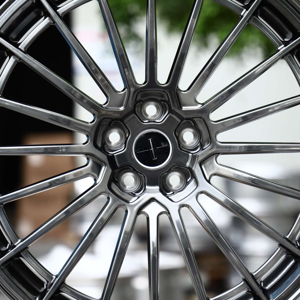Lincoln Continental wheels – Metallic Gray Machined 20-Spoke (Lincoln OEM-Style), lip and barrel detail