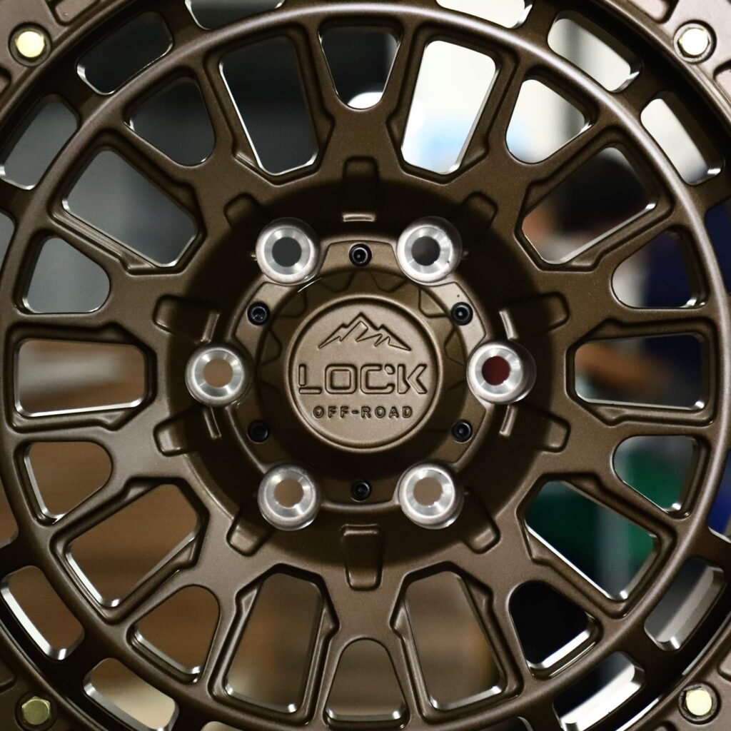 Chevrolet Silverado 2500HD wheels – Bronze Mesh Bolted Ring Beadlock (LOCK-Style), lip and barrel detail