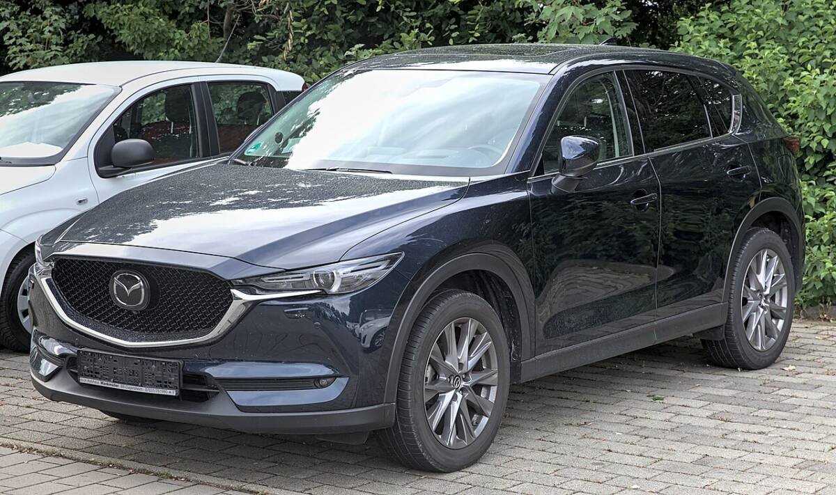 Second-generation Mazda CX-5 (KF) in dark blue, front three-quarter view with 5x114.3 factory alloy wheels