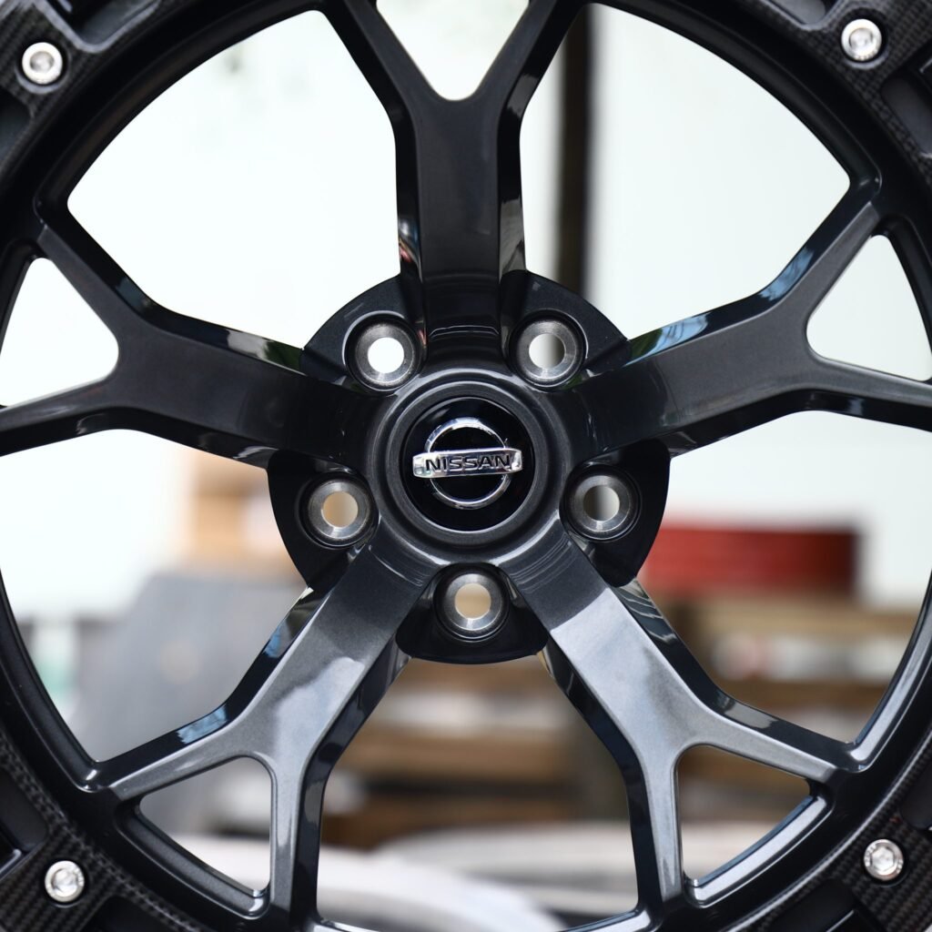 Nissan 350Z wheels – Gloss Black 5 Split-Spoke Beadlock (Nissan OEM-Style), lip and barrel detail