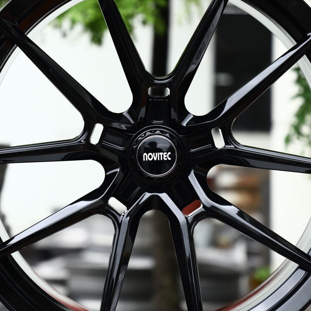 Audi R8 wheels – Gloss Black Twin 5-Spoke (Novitec-Style), lip and barrel detail