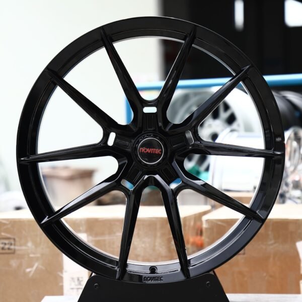 McLaren 720S wheels – Gloss Black Twin 5-Spoke Red-Cap (Novitec-Style), front view