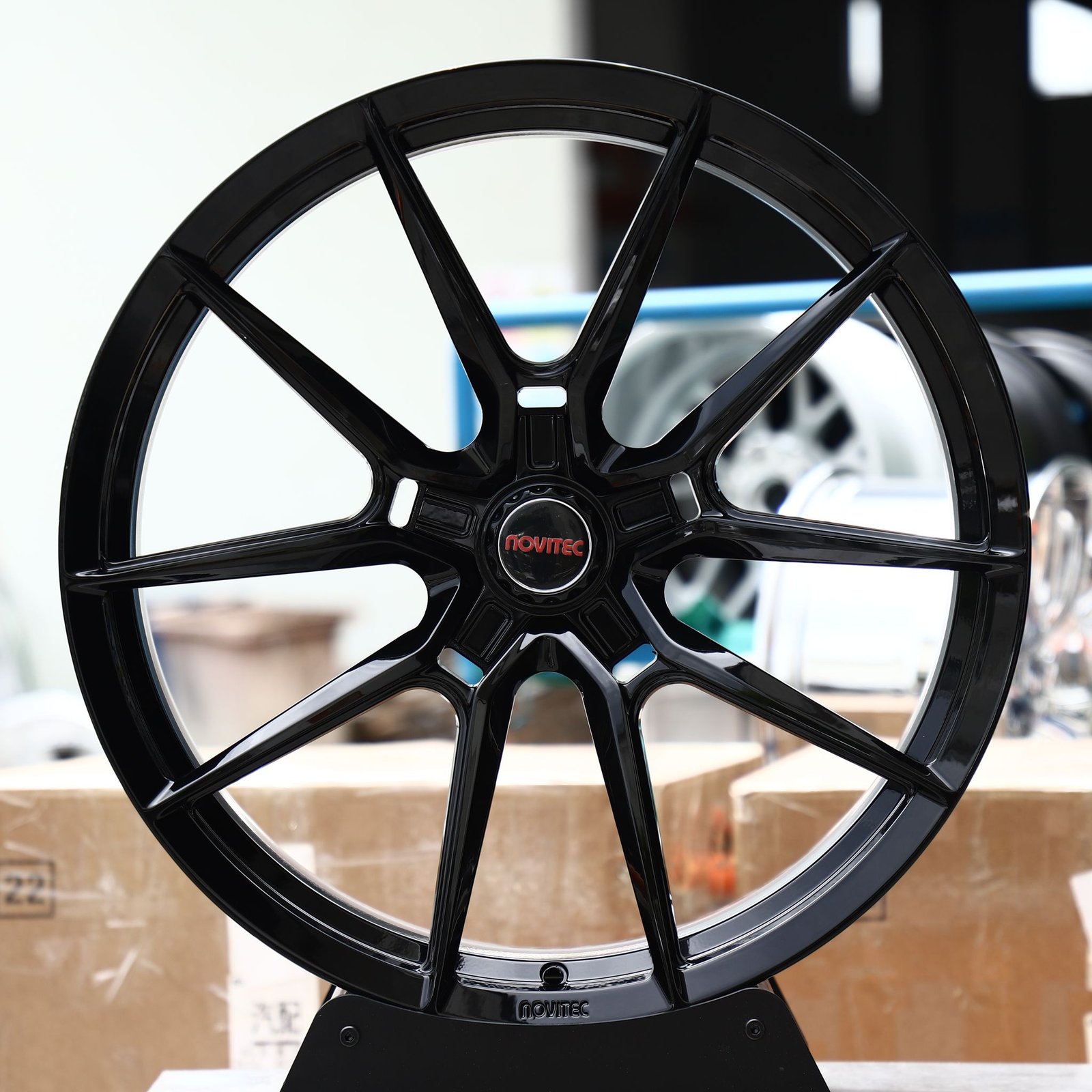McLaren 720S wheels – Gloss Black Twin 5-Spoke Red-Cap (Novitec-Style), front view