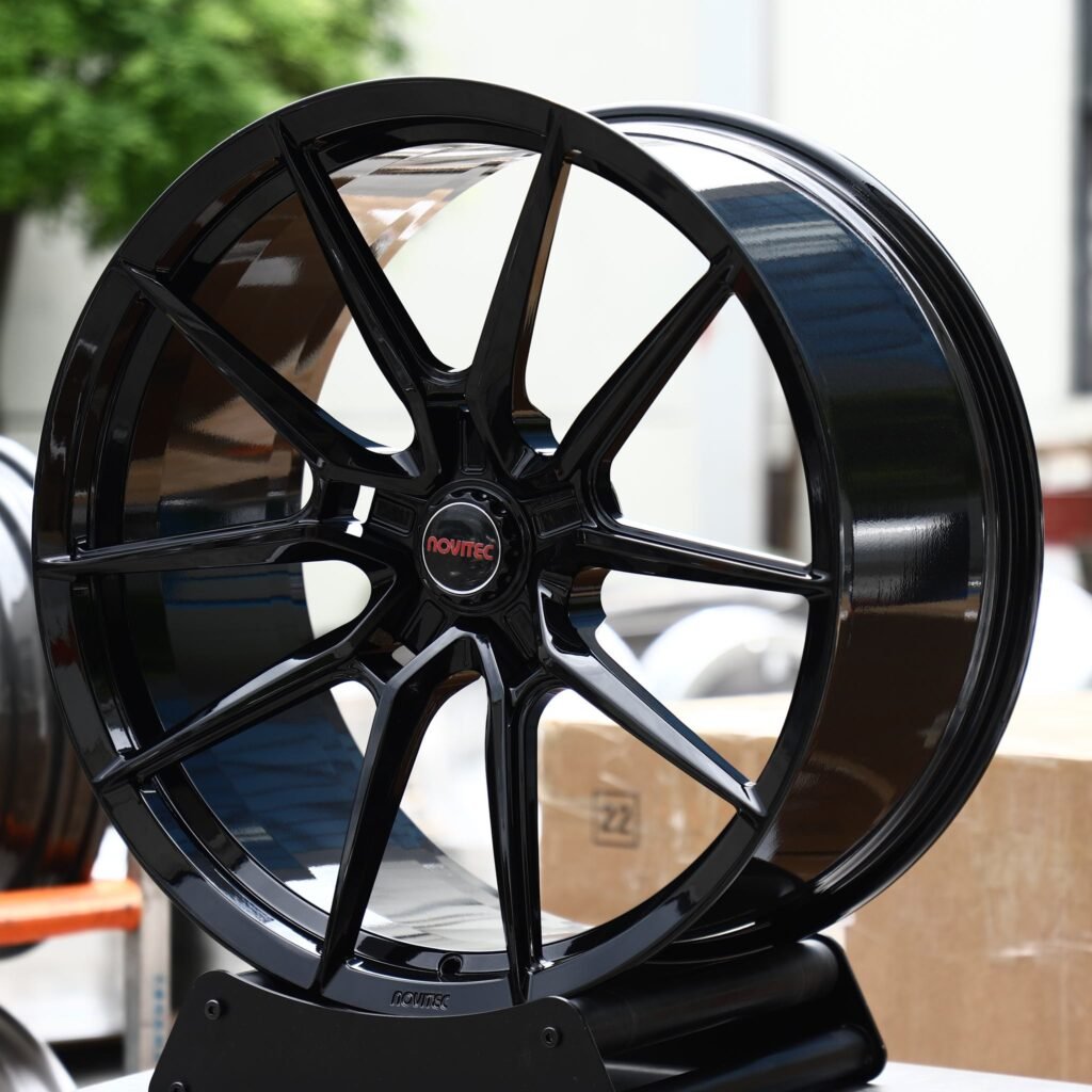 Lamborghini Huracan wheels – Gloss Black Twin 5-Spoke Red-Cap (Novitec-Style), angled view