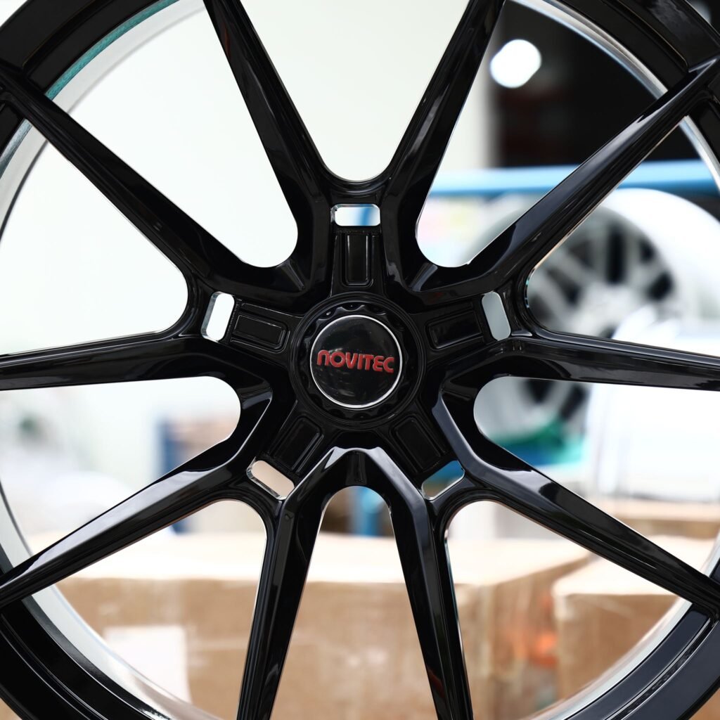 Audi R8 wheels – Gloss Black Twin 5-Spoke Red-Cap (Novitec-Style), lip and barrel detail