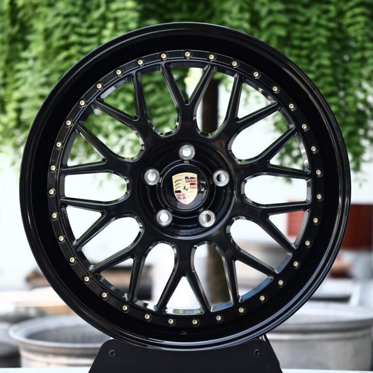 Porsche 911 wheels – Gloss Black Mesh 2-Piece Gold Rivet (Porsche OEM-Style), front view