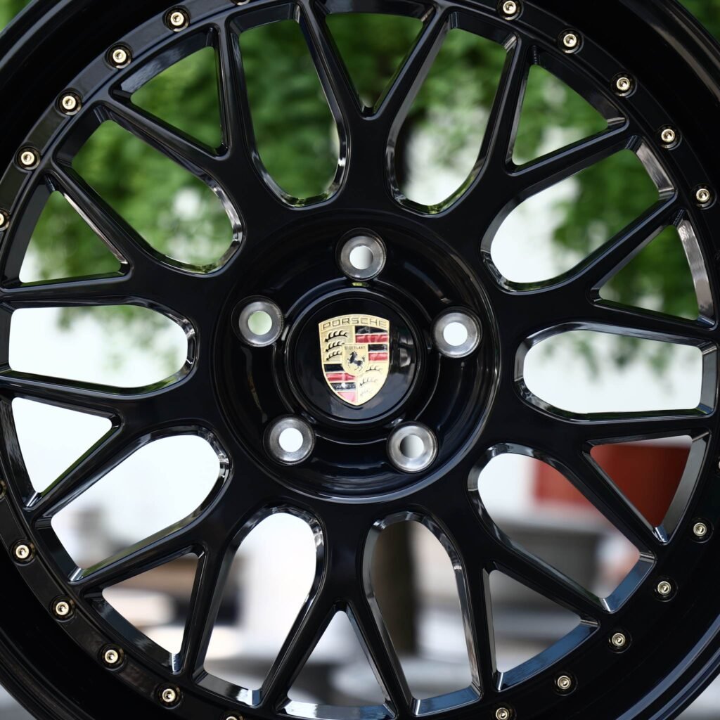 Porsche 911 wheels – Gloss Black Mesh 2-Piece Gold Rivet (Porsche OEM-Style), lip and barrel detail