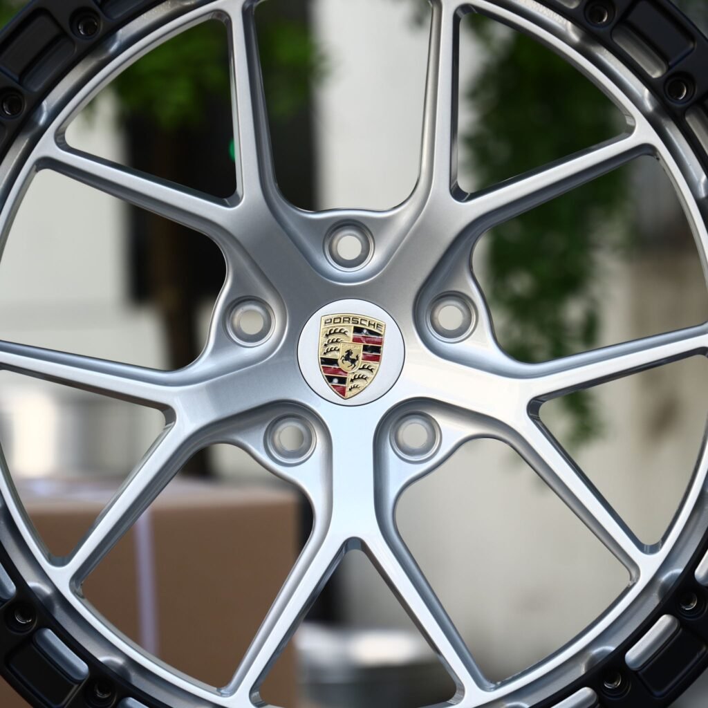 Porsche 911 wheels – Silver / Black 10 Y-Spoke Mesh Beadlock (Porsche OEM-Style), lip and barrel detail