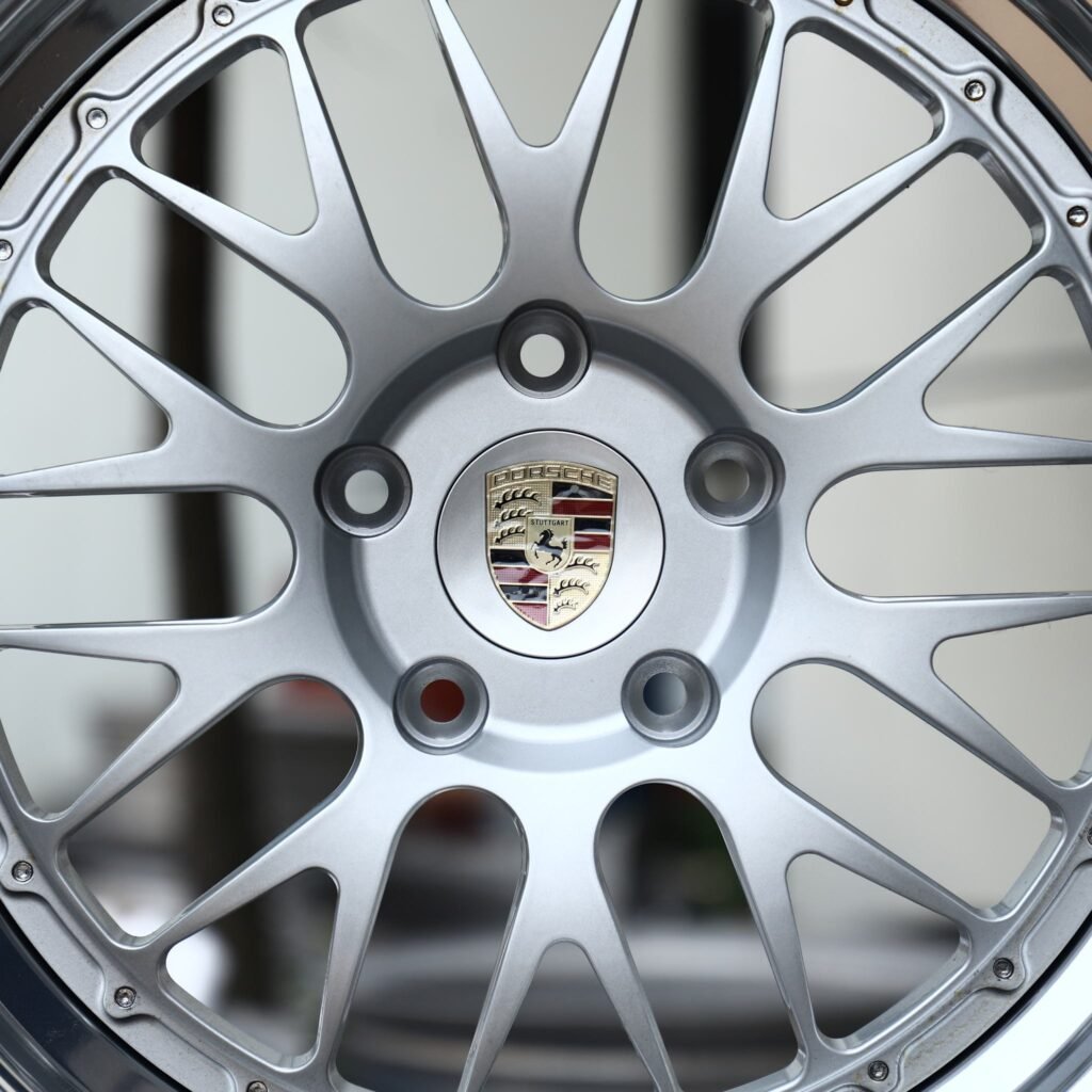 Porsche 911 wheels – Silver Mesh 2-Piece Silver Center Cap (Porsche OEM-Style), lip and barrel detail