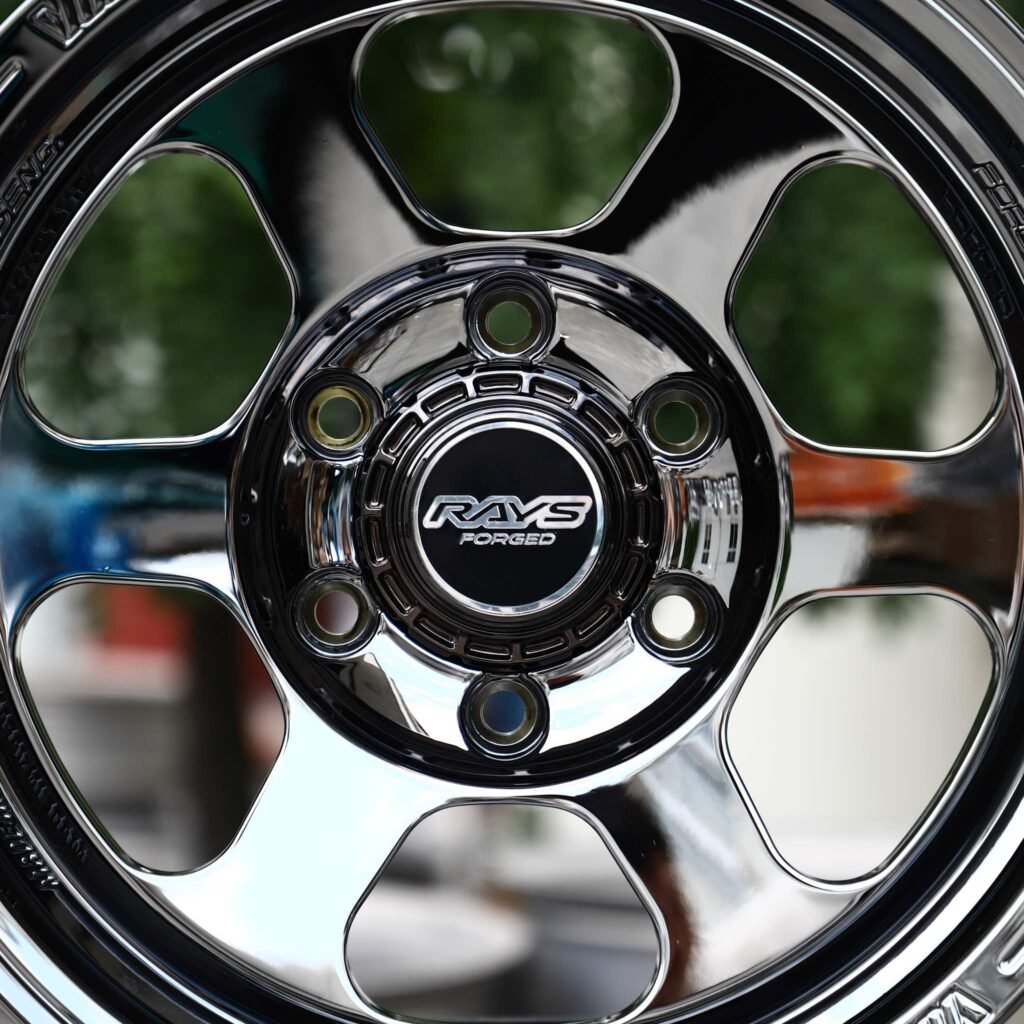 Chevrolet Silverado 1500 wheels – Chrome 6-Spoke (Rays-Style), lip and barrel detail