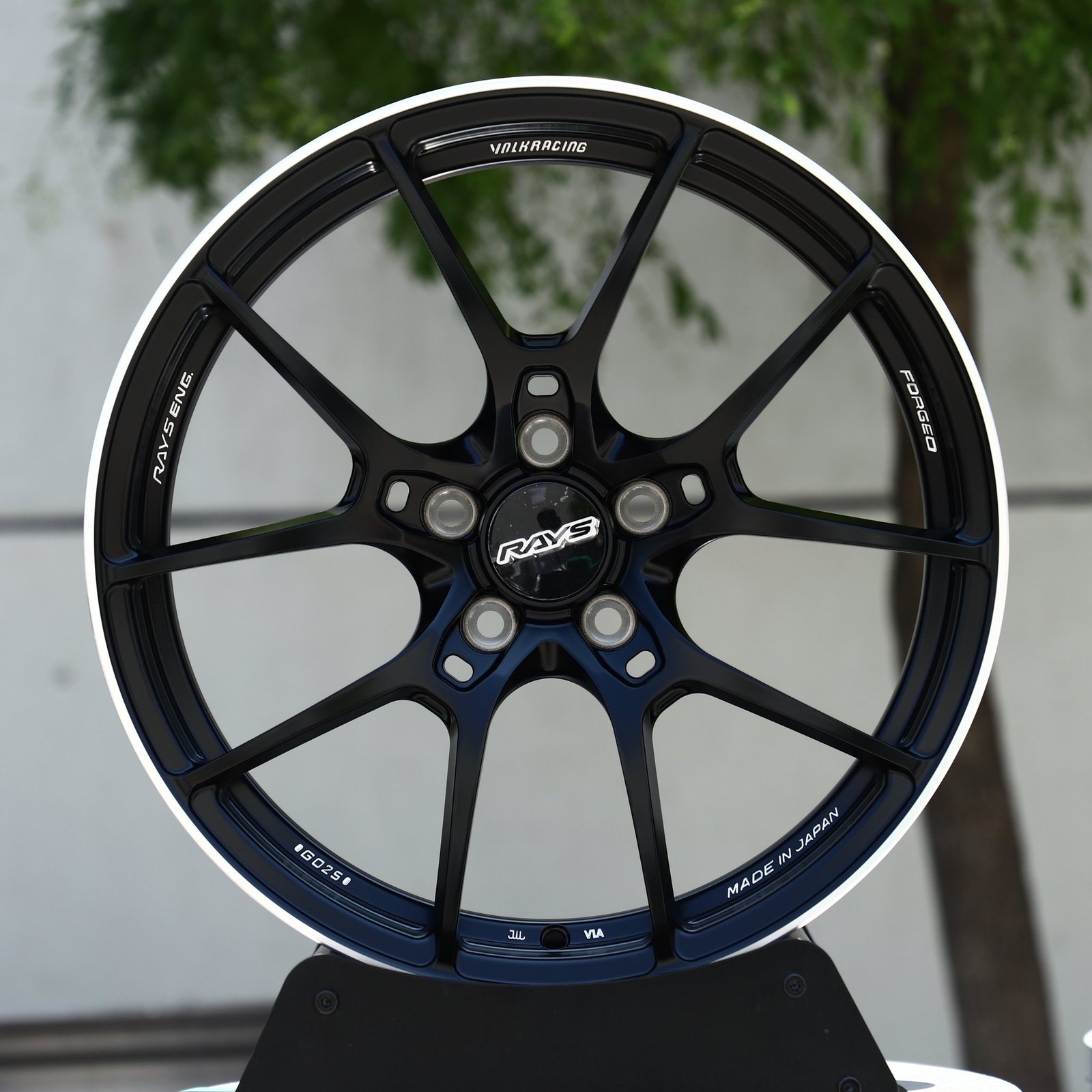 Nissan GT-R wheels – Gloss Black 5 Y-Spoke Pinstripe Lip (Rays-Style), front view