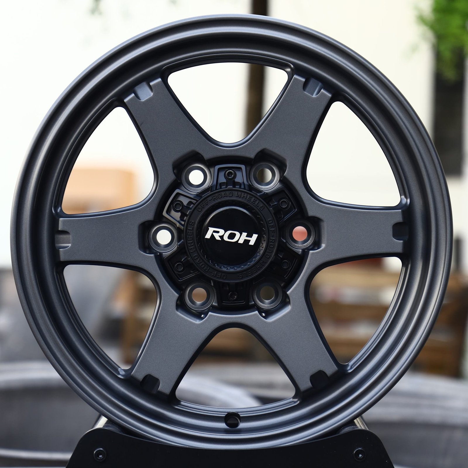 Toyota Hilux wheels – Matte Gunmetal 6-Spoke (ROH-Style), front view