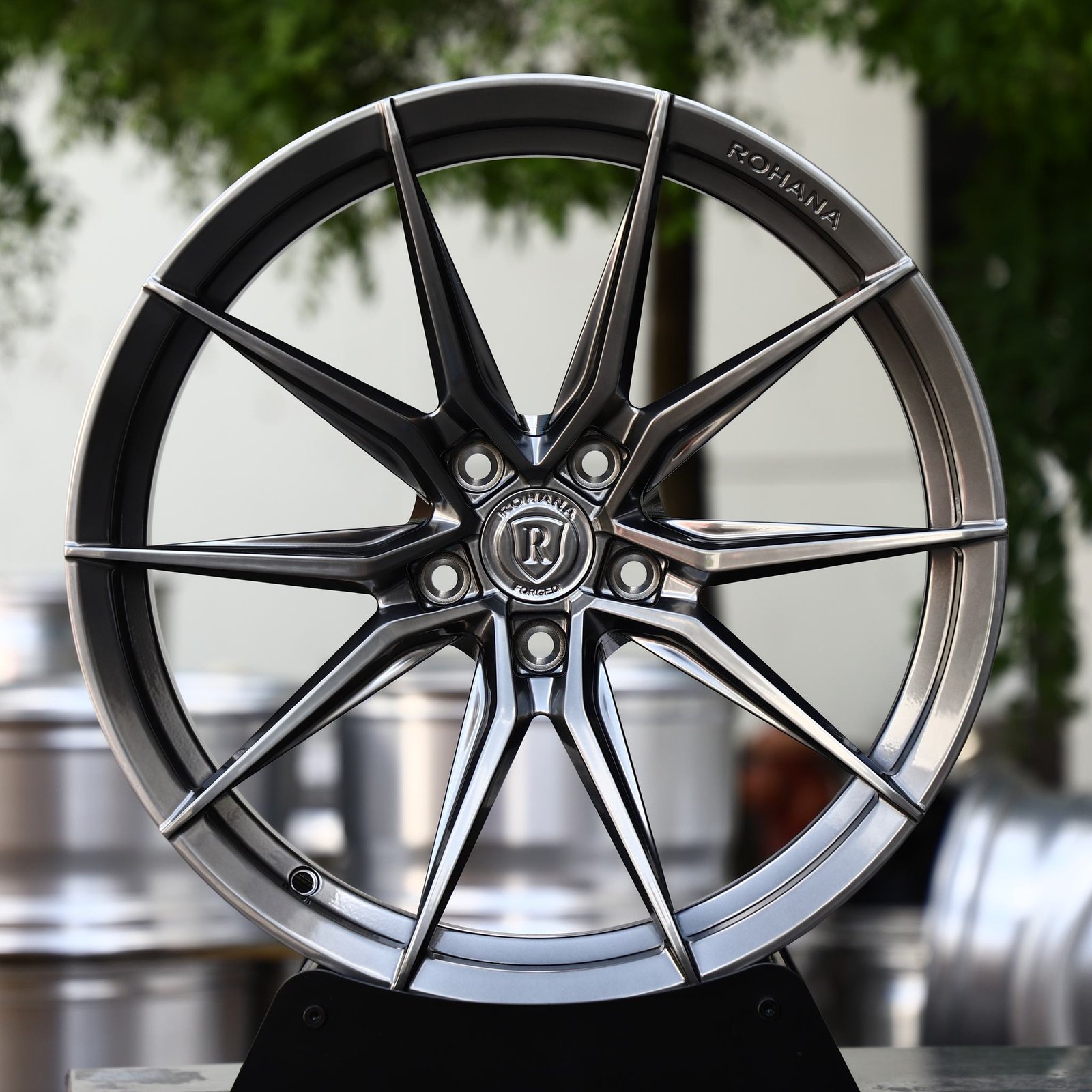 Dodge Challenger wheels – Gunmetal Machined 10-Spoke Directional (Rohana-Style), front view