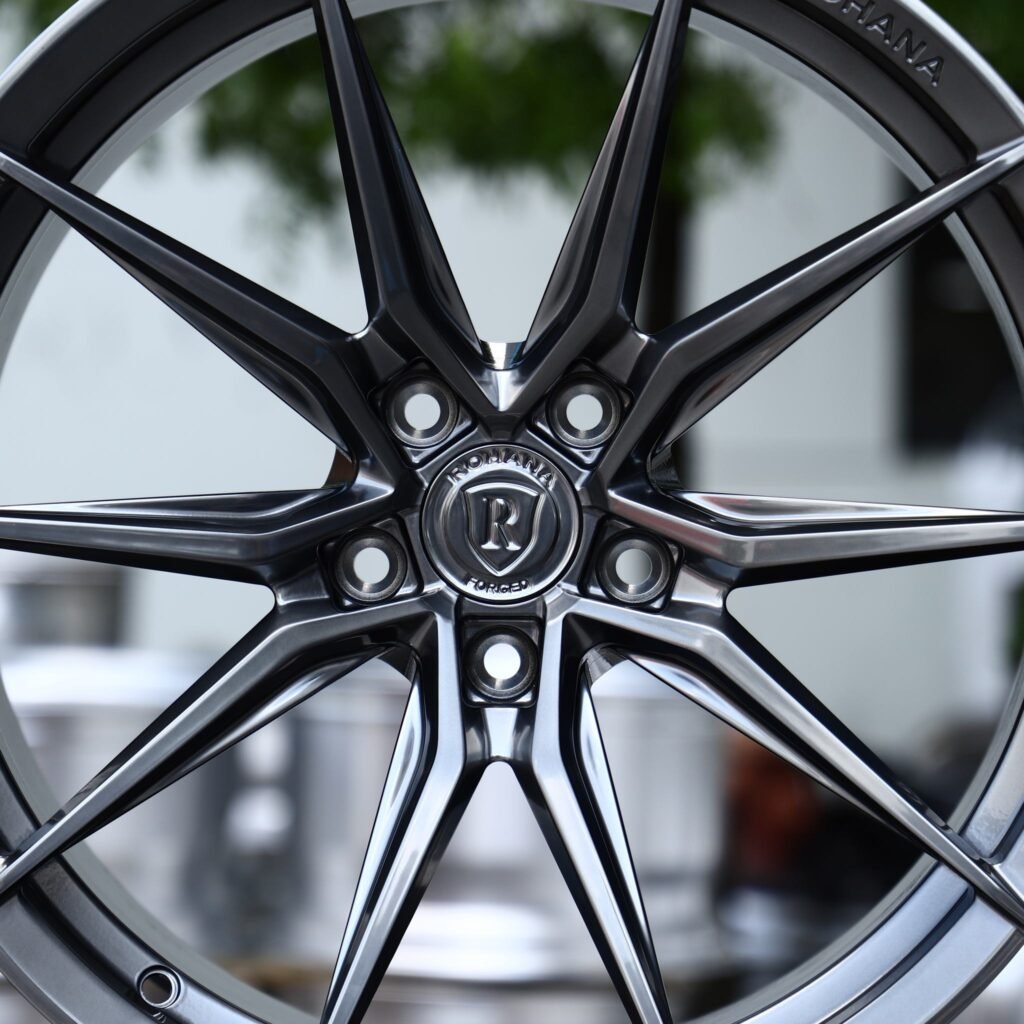 Chrysler 300 wheels – Gunmetal Machined 10-Spoke Directional (Rohana-Style), lip and barrel detail