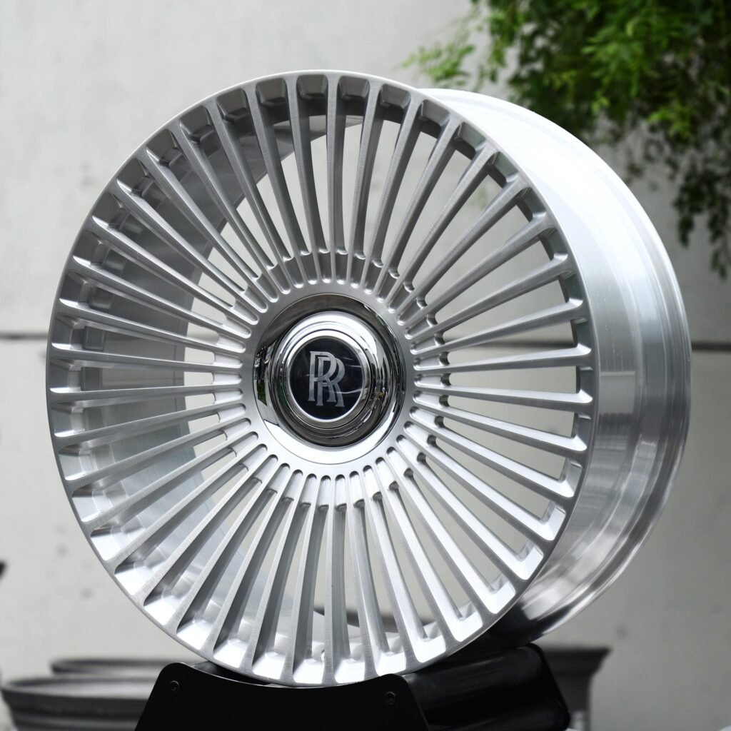 Rolls-Royce Ghost wheels – Brushed Silver Multi-Spoke Floating Cap (Rolls-Royce OEM-Style), front view