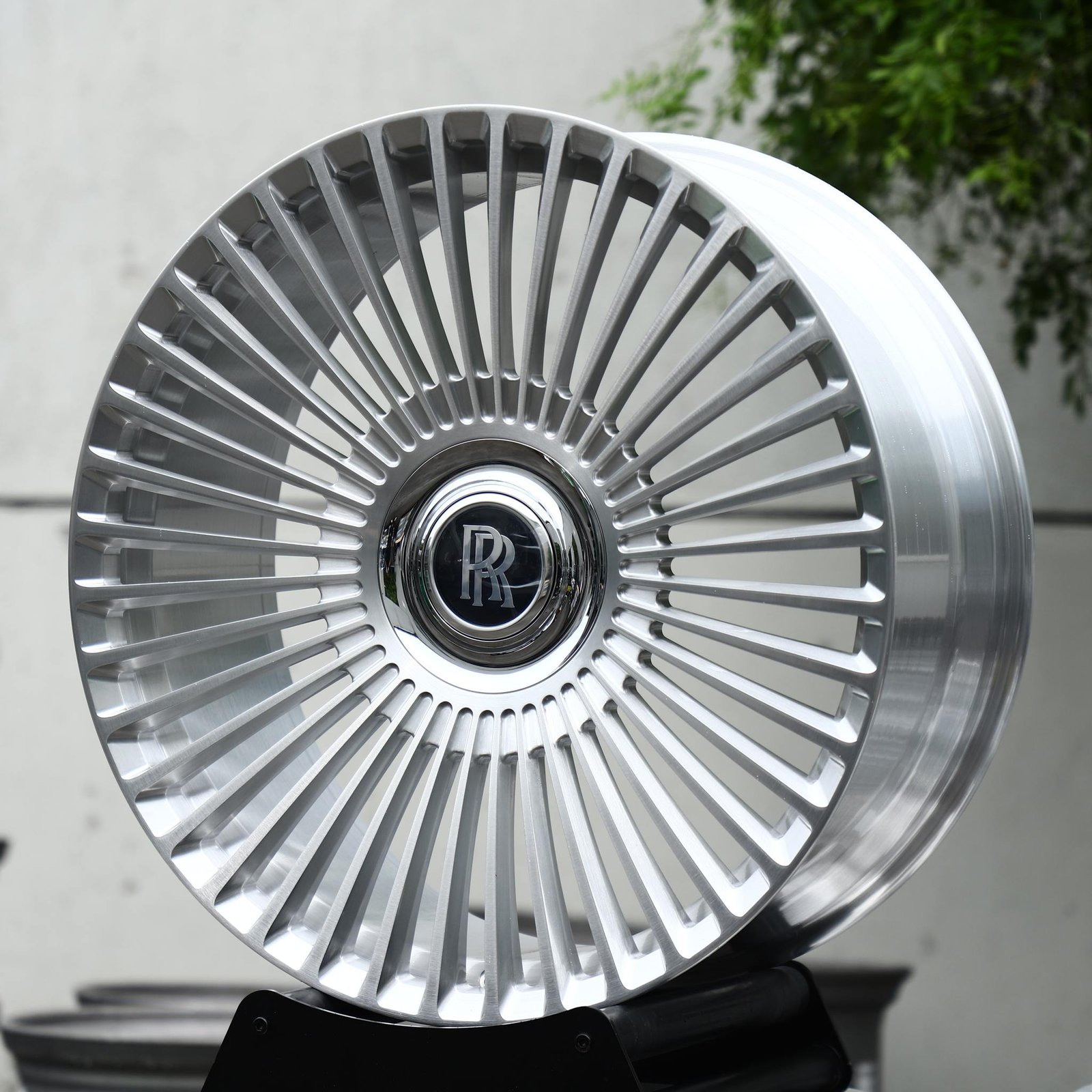 Rolls-Royce Ghost wheels – Brushed Silver Multi-Spoke Floating Cap (Rolls-Royce OEM-Style), front view