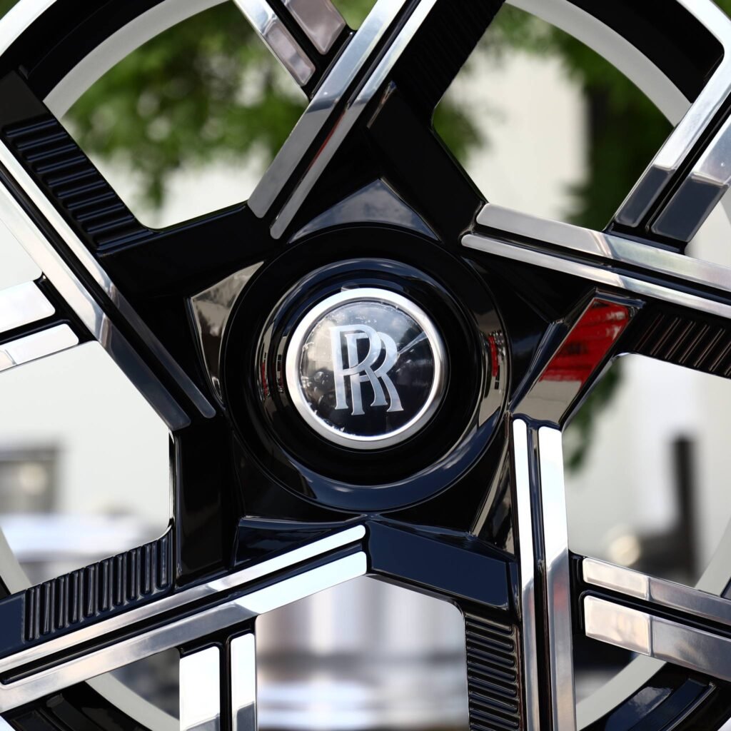 Rolls-Royce Wraith wheels – Gloss Black Machined 5-Spoke Blade Directional (Rolls-Royce OEM-Style), lip and barrel detail