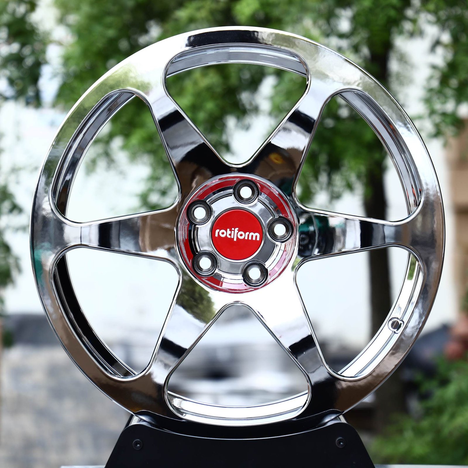 Volkswagen Golf wheels – Chrome 6-Spoke Red Cap (Rotiform-Style), front view