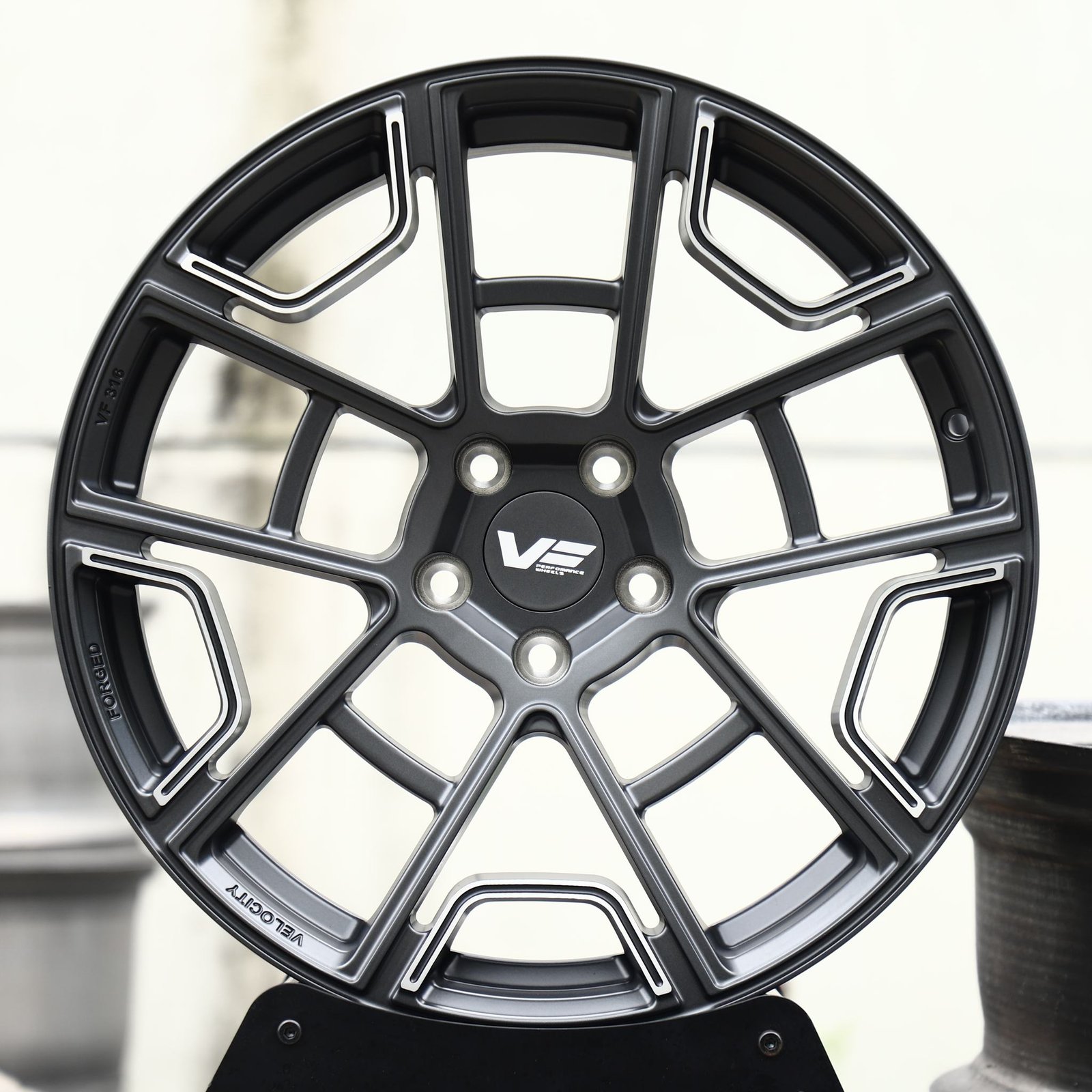 Tesla Model S wheels – Gunmetal Split-Spoke Block, front view