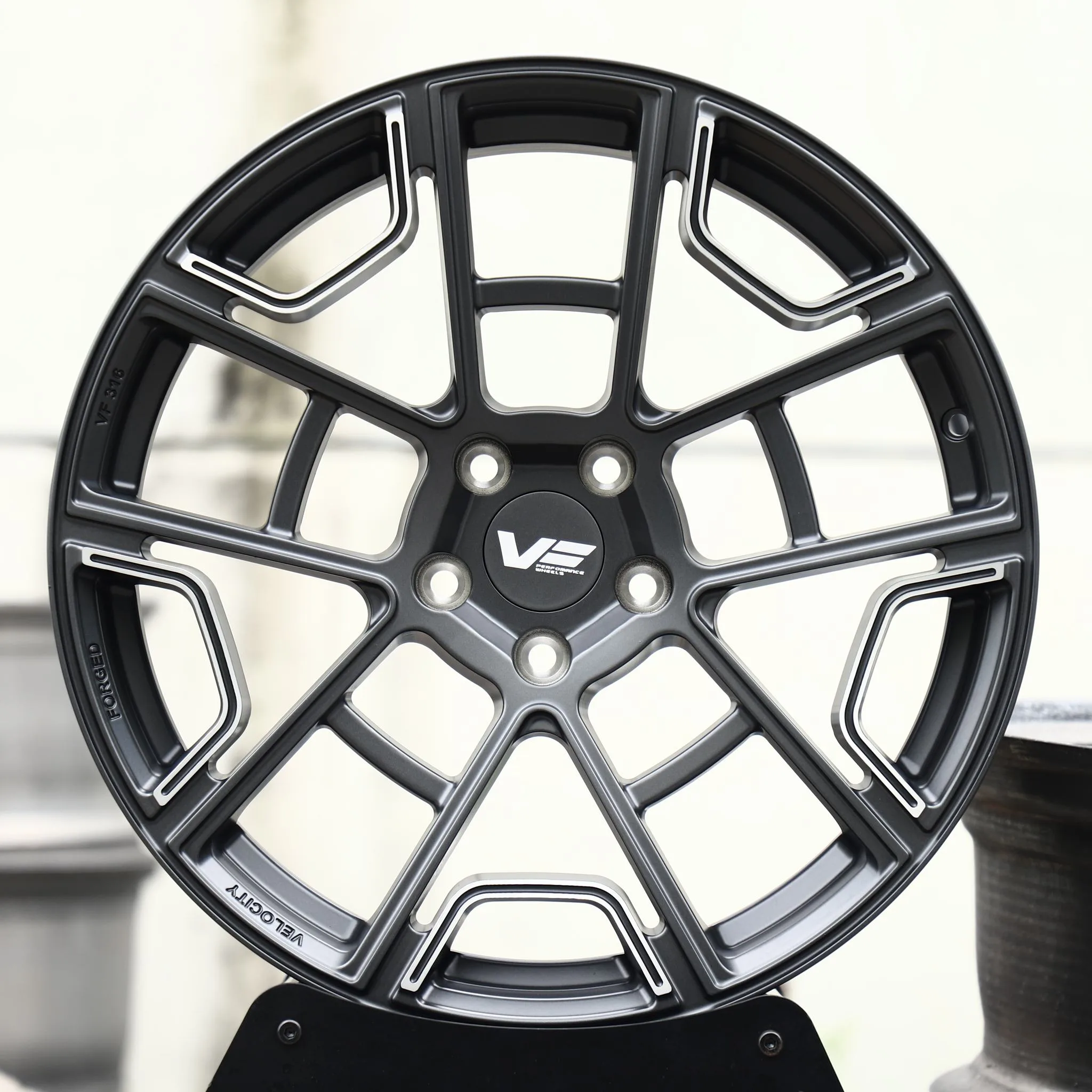 Tesla Model S wheels – Gunmetal Split-Spoke Block, front view