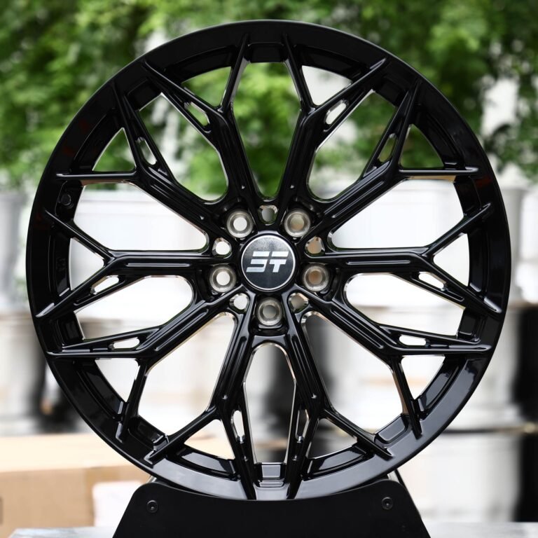 Toyota 4Runner wheels – Gloss Black Split Y-Spoke Mesh, front view