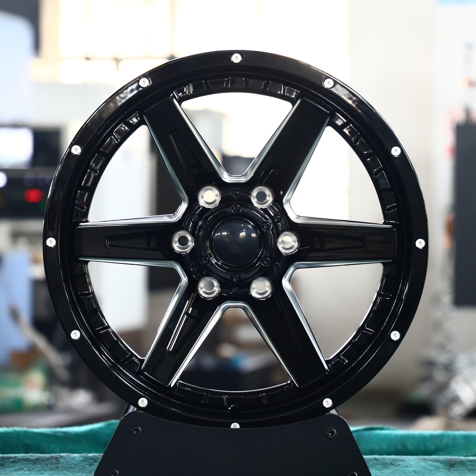 Toyota Land Cruiser wheels – Gloss Black 6-Spoke, front view