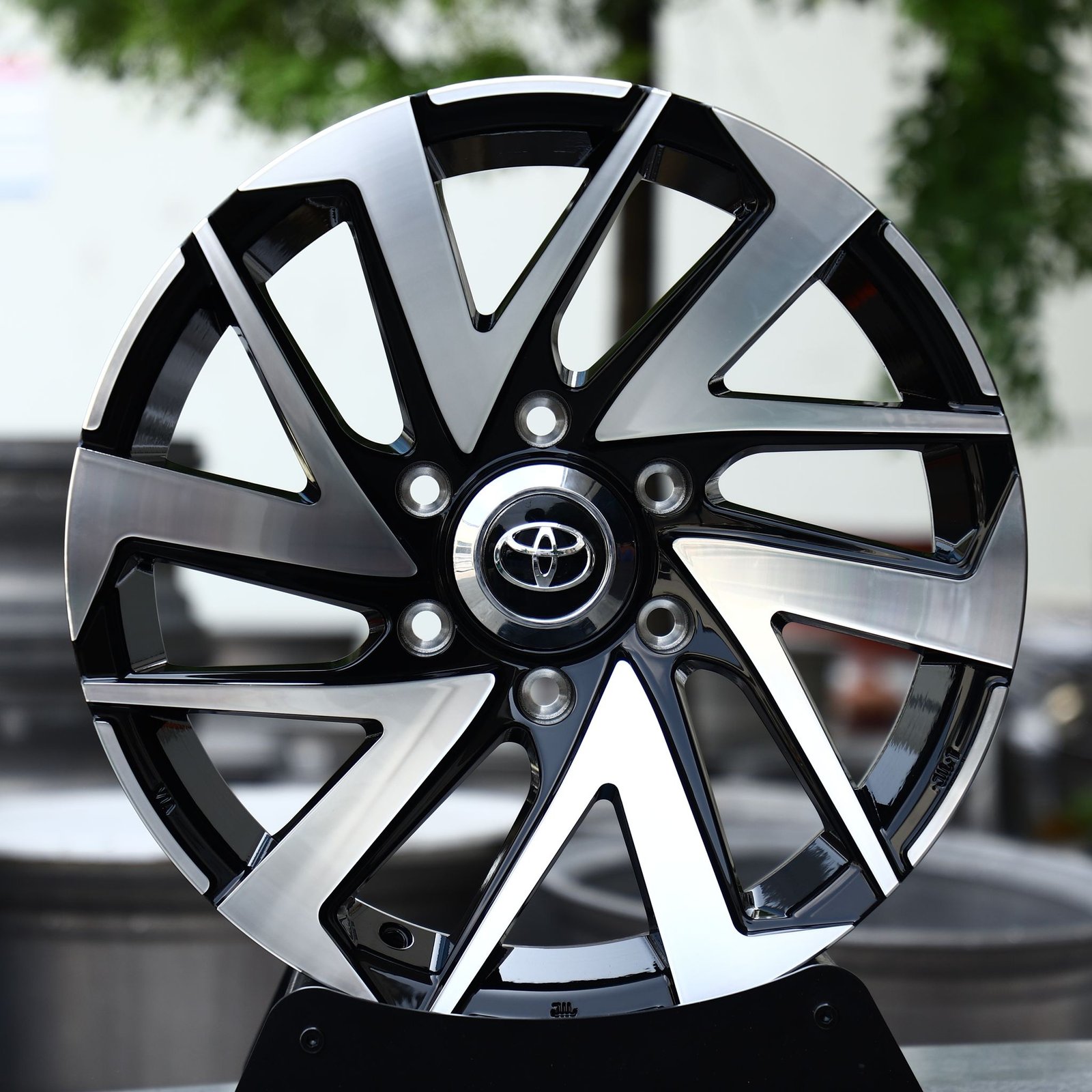 Toyota Tacoma wheels – Gloss Black Machined Directional Blade (Toyota OEM-Style), front view