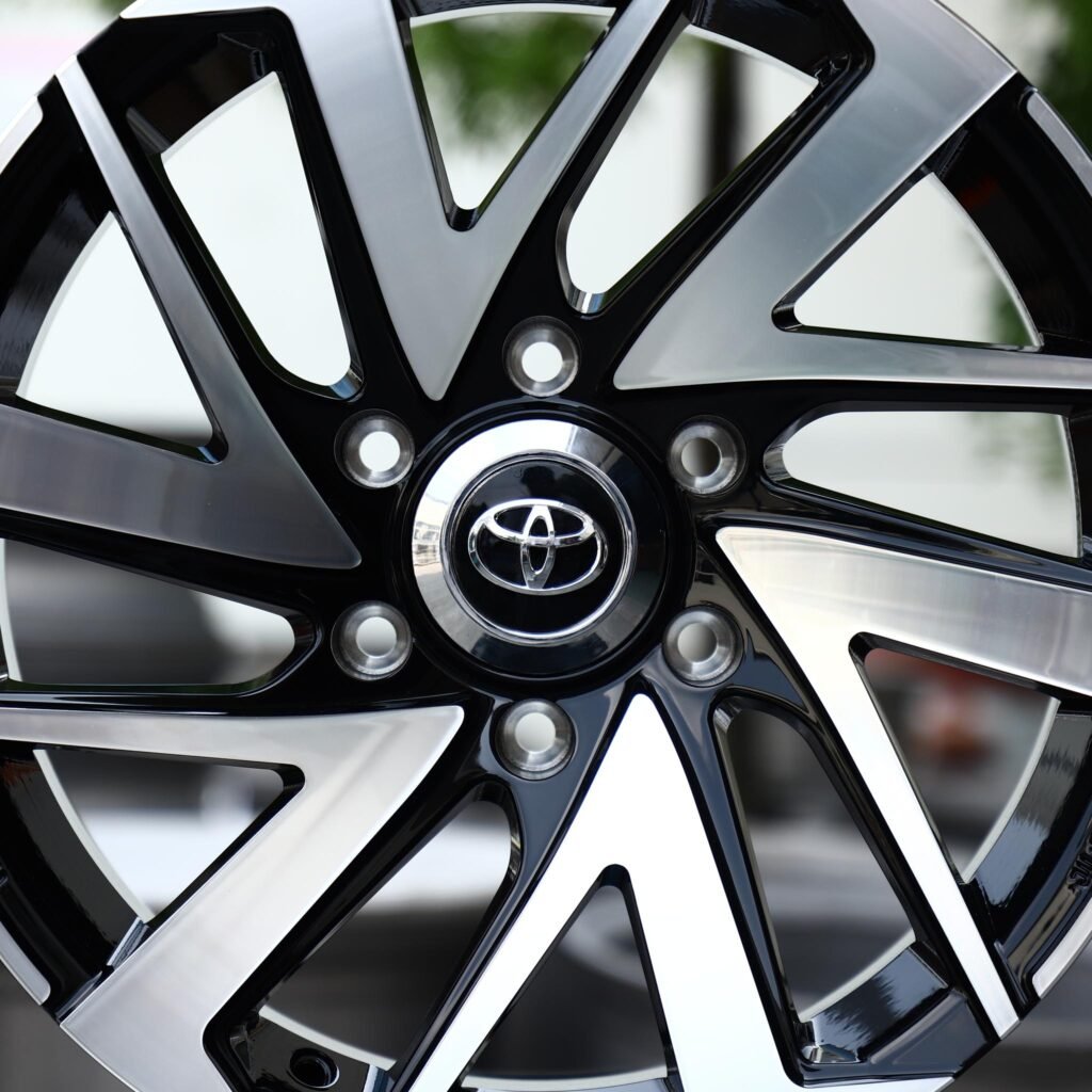 Toyota 4Runner wheels – Gloss Black Machined Directional Blade (Toyota OEM-Style), lip and barrel detail