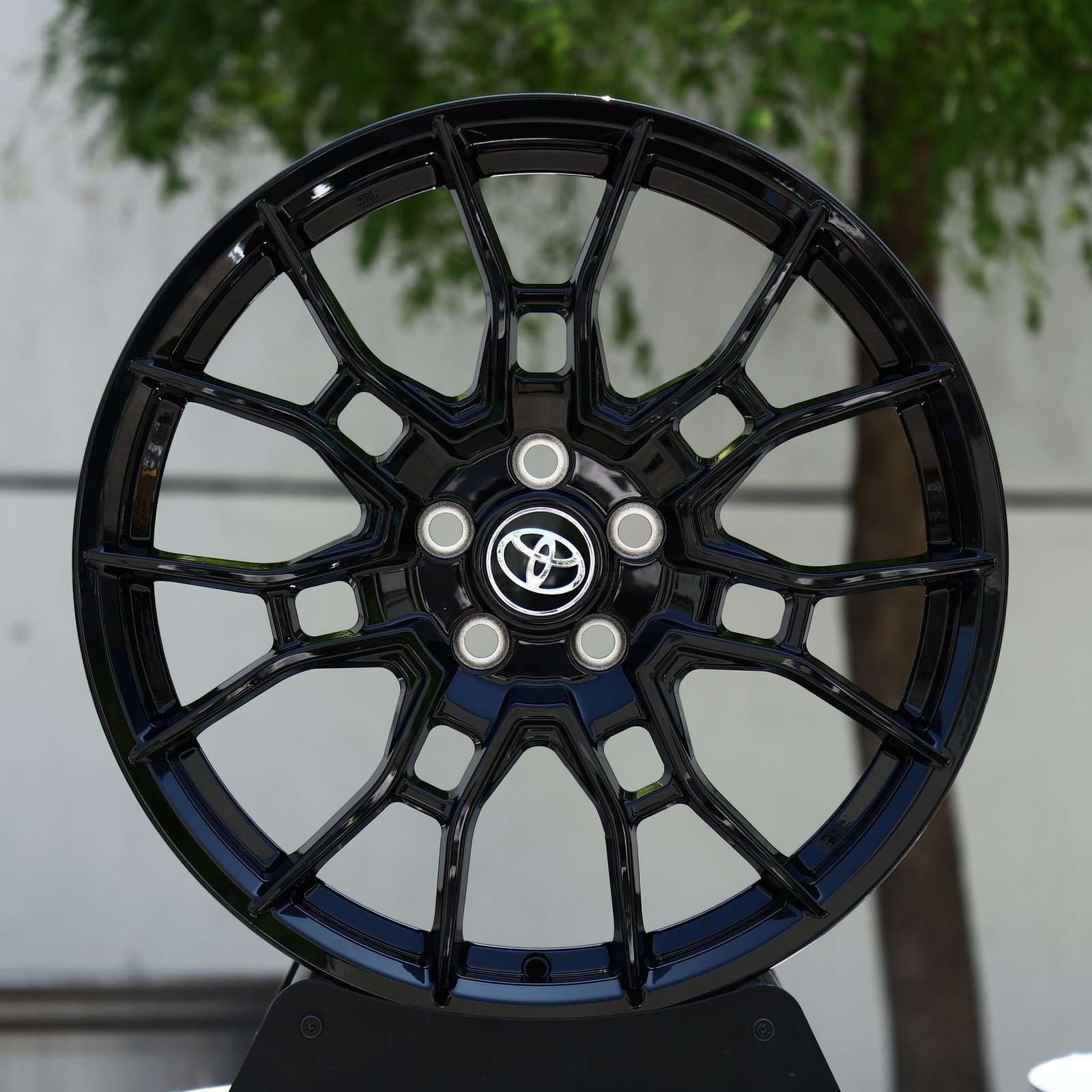 Toyota Land Cruiser wheels – Gloss Black Multi-Spoke Mesh (Toyota OEM-Style), front view