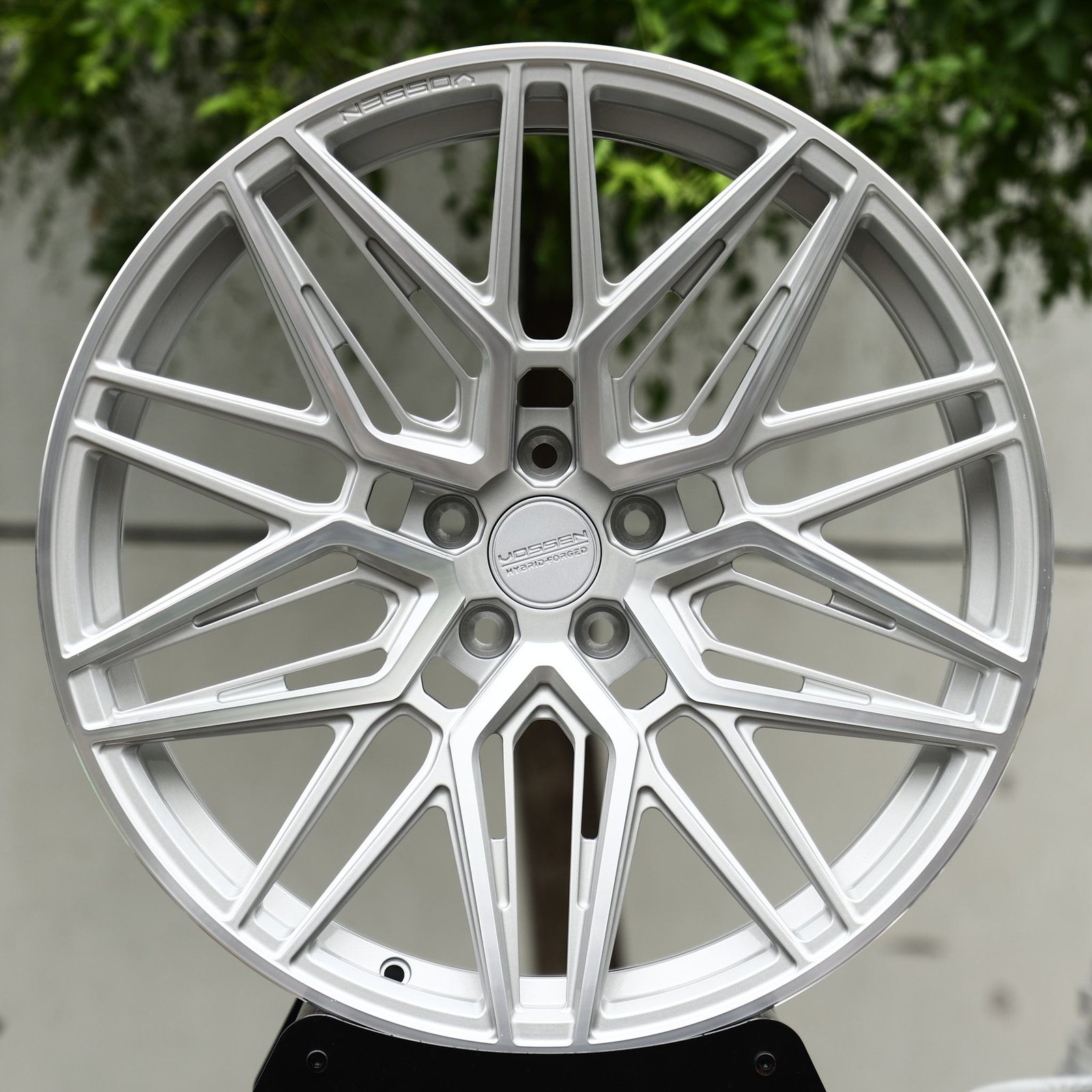 Kia Stinger wheels – Bright Silver Y-Spoke Mesh (Vossen-Style), front view