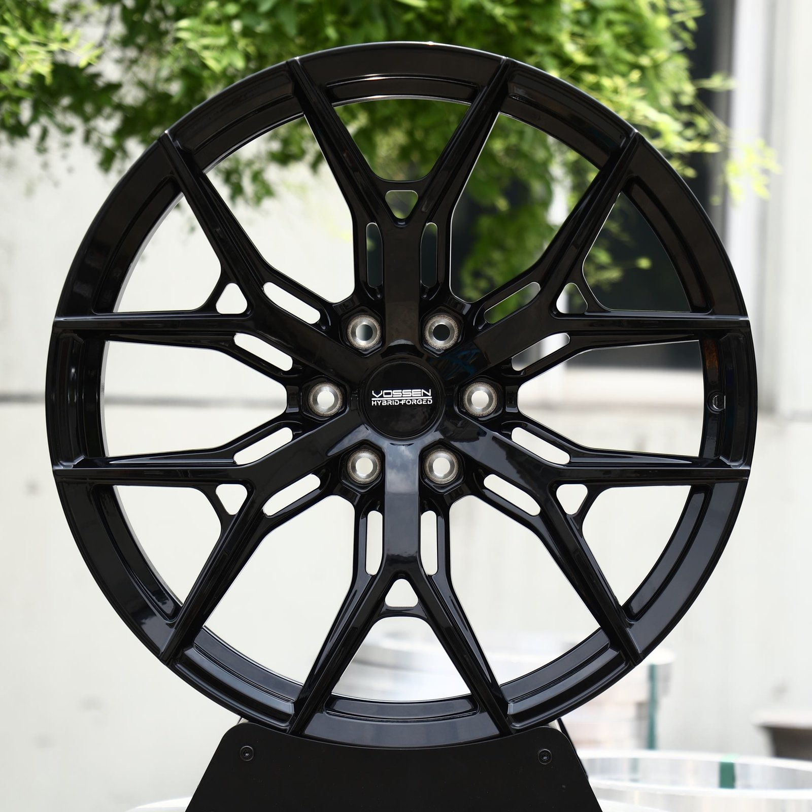 Chevrolet Tahoe wheels – Gloss Black Split-Spoke (Vossen-Style), front view